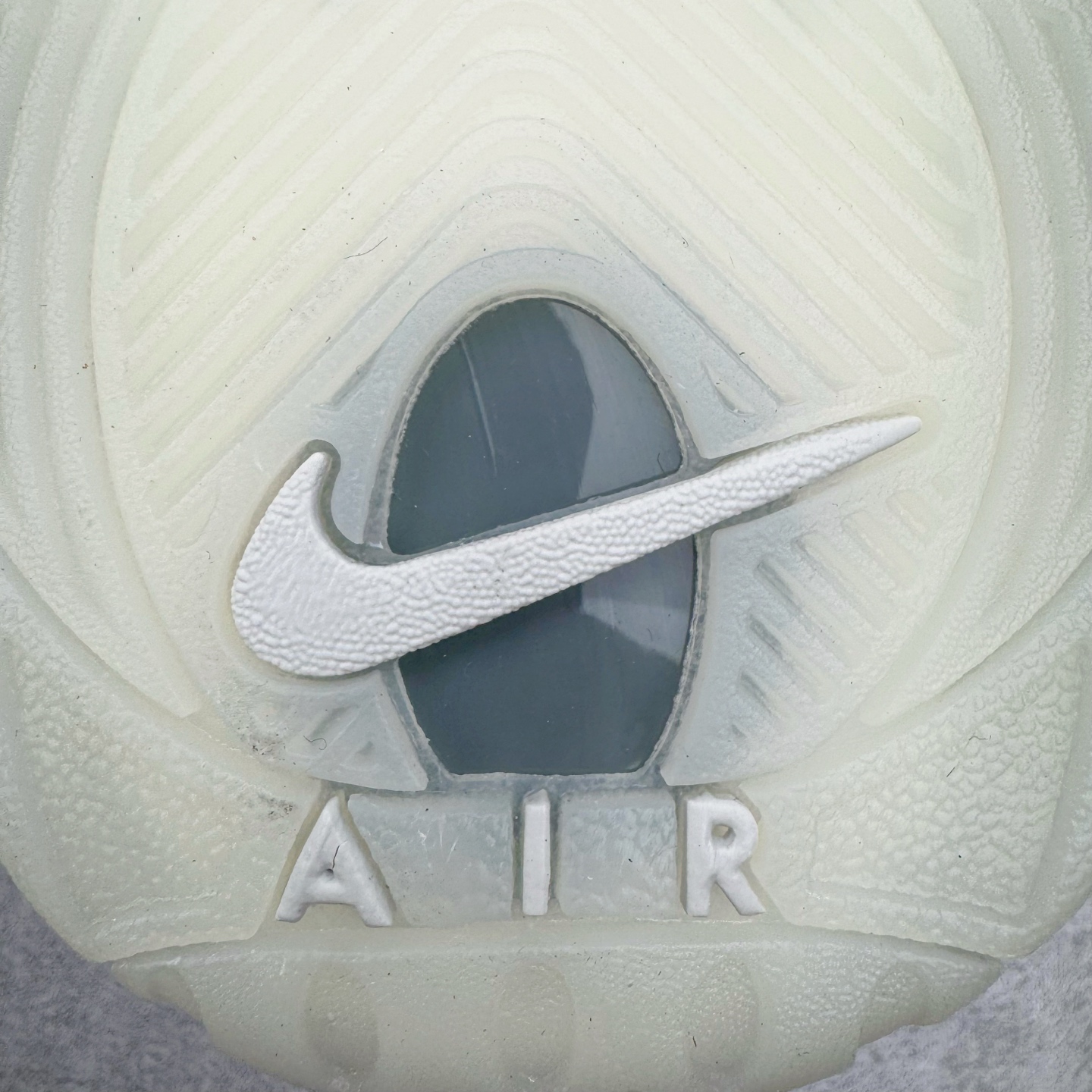 图片[17]-＃CK纯原 NK Air More Uptempo ’96 OG 皮蓬大AIR复古篮球鞋 DQ5014-100 以流行于街头的涂鸦文化为设计灵感 整体的设计风格夸张而充满魅力 厚实而充满质感的皮质鞋面两侧印刻了一对巨大的字母“AIR”独特炫酷的外观惊艳无比 尺码：36 36.5 37.5 38 38.5 39 40 40.5 41 42 42.5 43 44 44.5 45 46-选品中心