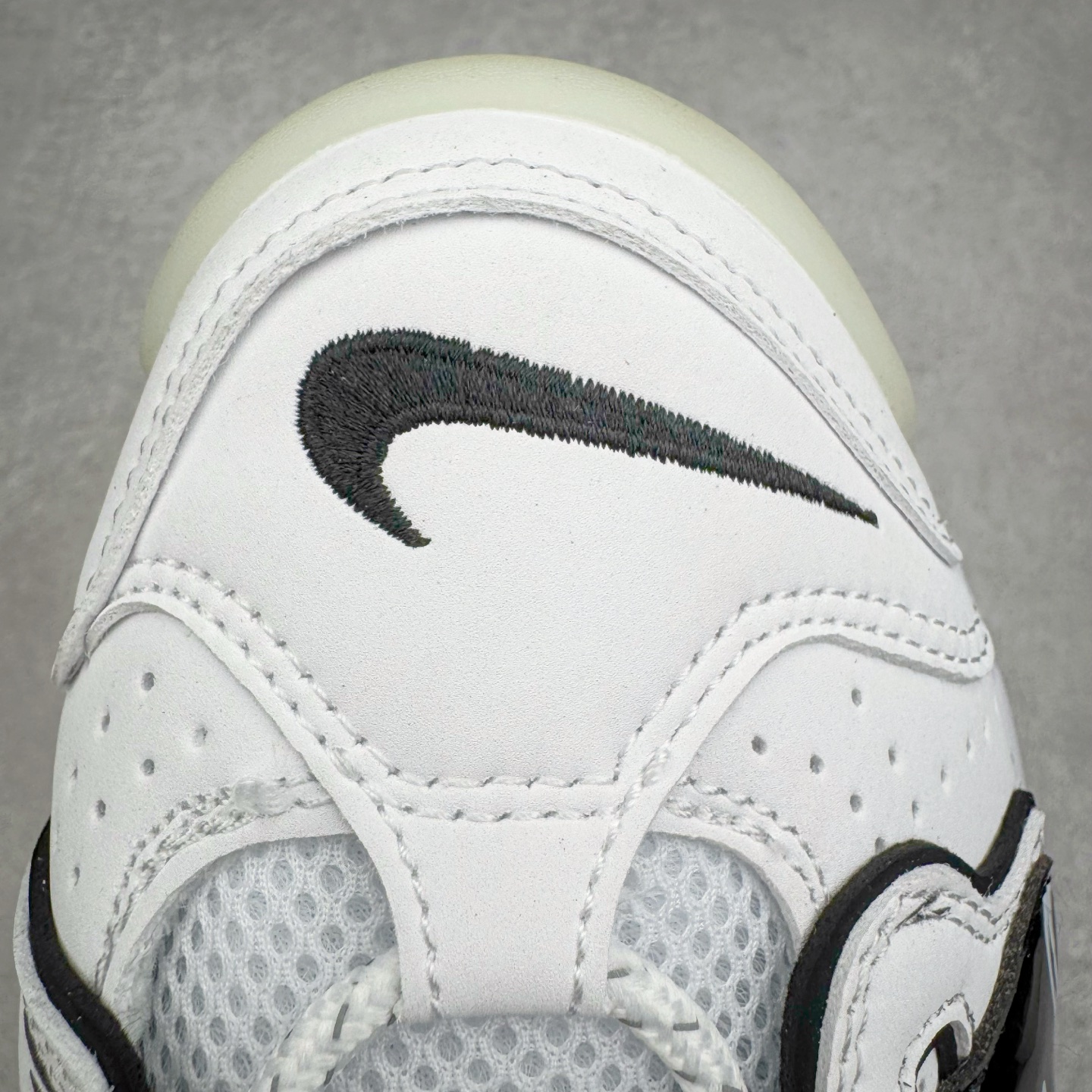 图片[13]-＃CK纯原 NK Air More Uptempo ’96 OG 皮蓬大AIR复古篮球鞋 DQ5014-100 以流行于街头的涂鸦文化为设计灵感 整体的设计风格夸张而充满魅力 厚实而充满质感的皮质鞋面两侧印刻了一对巨大的字母“AIR”独特炫酷的外观惊艳无比 尺码：36 36.5 37.5 38 38.5 39 40 40.5 41 42 42.5 43 44 44.5 45 46-选品中心