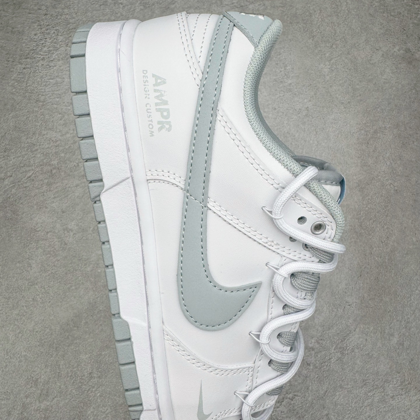 图片[6]-＃YC纯原 NK Dunk Low 星郎 WB0528-101 此款以低饱和灰度叠搭塑造高级层次感，鞋身如初雪覆地，侧翼Swoosh以雾蓝灰调勾勒流动轨迹，似破晓前最后一刻的夜空，静谧中透出深邃张力。 没有浮夸的撞色，唯有内敛的灰阶韵律，像城市夜空中的薄云掩星，朦胧中暗藏锋芒。定制系列天花板 无原鞋不开发 全系列得物原鞋一比一校对开发 配色持续更新中 终端对接 优势输出 全套原厂楦头原纸板数据档案倾力打造 原汁原味莞产 极致还原 圈内最强针车工艺 高端零售指定版 广东原厂配套原盒原标 鞋盒分三个尺码段 原厂冲刀 超高清洁度 全鞋零毛边皮料切割 采用原厂百宏鞋带以及原厂百宏织唛舌标 内标可供原厂几率过验 进口原装条纹中底布 四线拉帮白色点胶 原厂拉帮手法遵循公司 原厂电绣 极致还原 尺码：36 36.5 37.5 38 38.5 39 40 40.5 41 42 42.5 43 44 44.5 45 46-选品中心