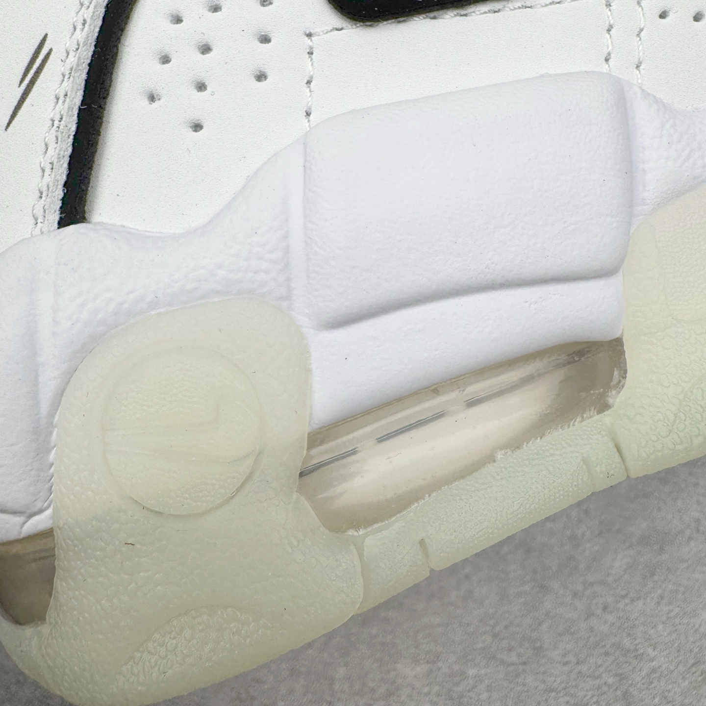 图片[15]-＃CK纯原 NK Air More Uptempo ’96 OG 皮蓬大AIR复古篮球鞋 DQ5014-100 以流行于街头的涂鸦文化为设计灵感 整体的设计风格夸张而充满魅力 厚实而充满质感的皮质鞋面两侧印刻了一对巨大的字母“AIR”独特炫酷的外观惊艳无比 尺码：36 36.5 37.5 38 38.5 39 40 40.5 41 42 42.5 43 44 44.5 45 46-选品中心