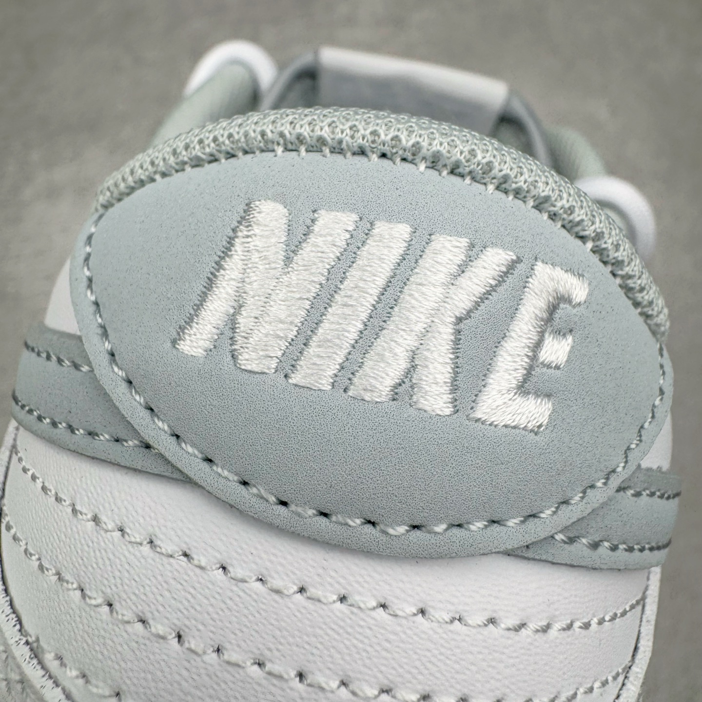 图片[16]-＃YC纯原 NK Dunk Low 星郎 WB0528-101 此款以低饱和灰度叠搭塑造高级层次感，鞋身如初雪覆地，侧翼Swoosh以雾蓝灰调勾勒流动轨迹，似破晓前最后一刻的夜空，静谧中透出深邃张力。 没有浮夸的撞色，唯有内敛的灰阶韵律，像城市夜空中的薄云掩星，朦胧中暗藏锋芒。定制系列天花板 无原鞋不开发 全系列得物原鞋一比一校对开发 配色持续更新中 终端对接 优势输出 全套原厂楦头原纸板数据档案倾力打造 原汁原味莞产 极致还原 圈内最强针车工艺 高端零售指定版 广东原厂配套原盒原标 鞋盒分三个尺码段 原厂冲刀 超高清洁度 全鞋零毛边皮料切割 采用原厂百宏鞋带以及原厂百宏织唛舌标 内标可供原厂几率过验 进口原装条纹中底布 四线拉帮白色点胶 原厂拉帮手法遵循公司 原厂电绣 极致还原 尺码：36 36.5 37.5 38 38.5 39 40 40.5 41 42 42.5 43 44 44.5 45 46-选品中心