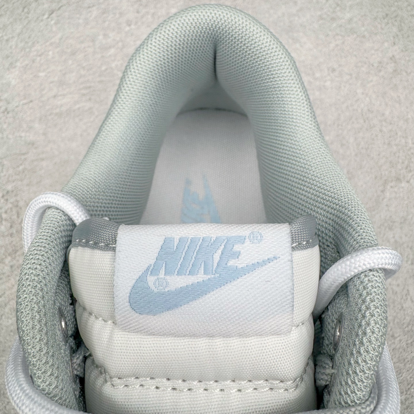 图片[13]-＃YC纯原 NK Dunk Low 星郎 WB0528-101 此款以低饱和灰度叠搭塑造高级层次感，鞋身如初雪覆地，侧翼Swoosh以雾蓝灰调勾勒流动轨迹，似破晓前最后一刻的夜空，静谧中透出深邃张力。 没有浮夸的撞色，唯有内敛的灰阶韵律，像城市夜空中的薄云掩星，朦胧中暗藏锋芒。定制系列天花板 无原鞋不开发 全系列得物原鞋一比一校对开发 配色持续更新中 终端对接 优势输出 全套原厂楦头原纸板数据档案倾力打造 原汁原味莞产 极致还原 圈内最强针车工艺 高端零售指定版 广东原厂配套原盒原标 鞋盒分三个尺码段 原厂冲刀 超高清洁度 全鞋零毛边皮料切割 采用原厂百宏鞋带以及原厂百宏织唛舌标 内标可供原厂几率过验 进口原装条纹中底布 四线拉帮白色点胶 原厂拉帮手法遵循公司 原厂电绣 极致还原 尺码：36 36.5 37.5 38 38.5 39 40 40.5 41 42 42.5 43 44 44.5 45 46-选品中心