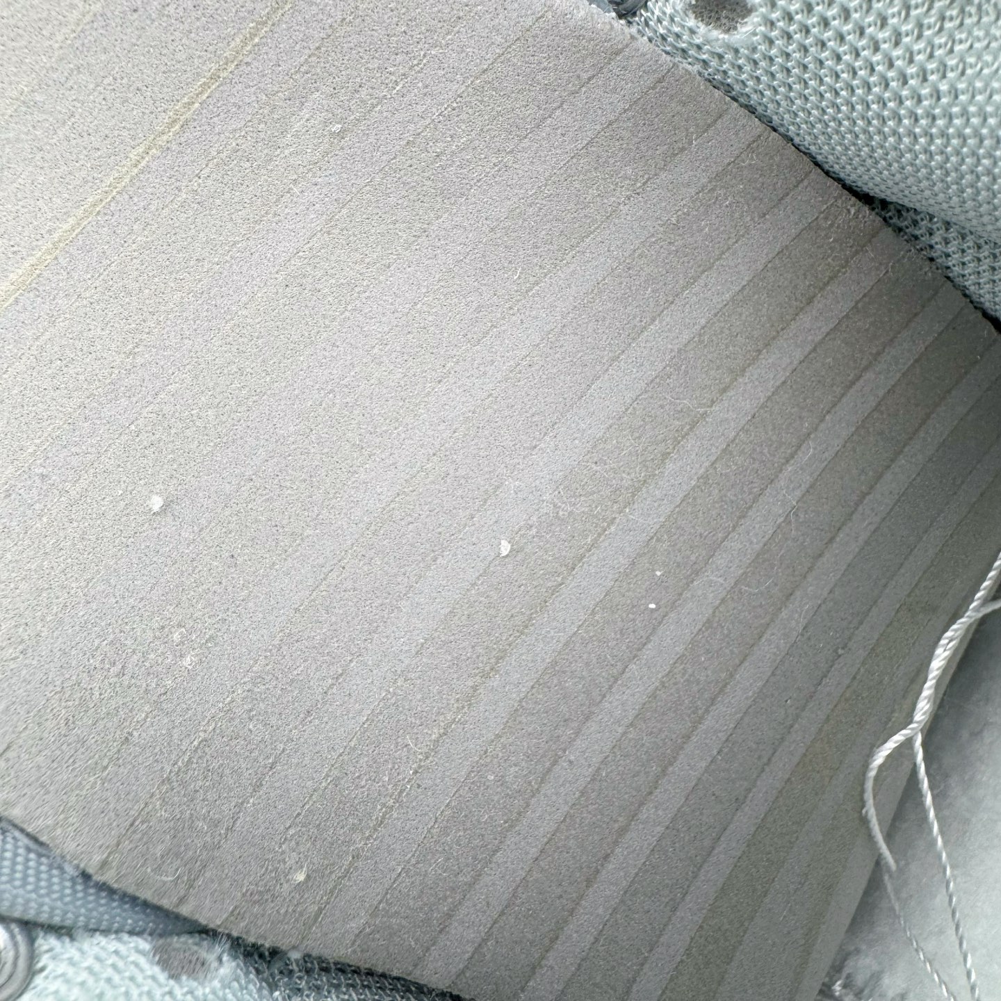 图片[10]-＃YC纯原 NK Dunk Low 星郎 WB0528-101 此款以低饱和灰度叠搭塑造高级层次感，鞋身如初雪覆地，侧翼Swoosh以雾蓝灰调勾勒流动轨迹，似破晓前最后一刻的夜空，静谧中透出深邃张力。 没有浮夸的撞色，唯有内敛的灰阶韵律，像城市夜空中的薄云掩星，朦胧中暗藏锋芒。定制系列天花板 无原鞋不开发 全系列得物原鞋一比一校对开发 配色持续更新中 终端对接 优势输出 全套原厂楦头原纸板数据档案倾力打造 原汁原味莞产 极致还原 圈内最强针车工艺 高端零售指定版 广东原厂配套原盒原标 鞋盒分三个尺码段 原厂冲刀 超高清洁度 全鞋零毛边皮料切割 采用原厂百宏鞋带以及原厂百宏织唛舌标 内标可供原厂几率过验 进口原装条纹中底布 四线拉帮白色点胶 原厂拉帮手法遵循公司 原厂电绣 极致还原 尺码：36 36.5 37.5 38 38.5 39 40 40.5 41 42 42.5 43 44 44.5 45 46-选品中心