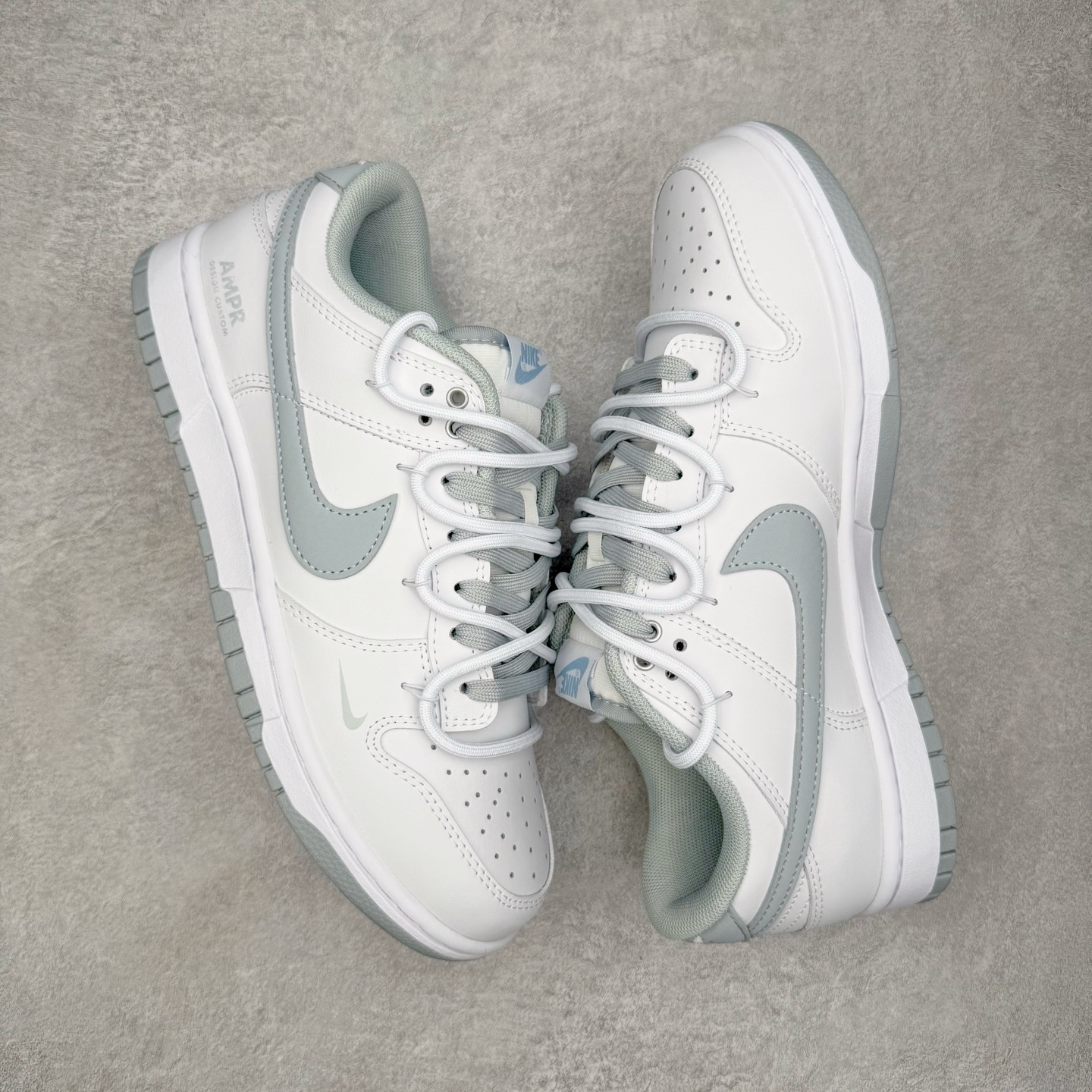 图片[3]-＃YC纯原 NK Dunk Low 星郎 WB0528-101 此款以低饱和灰度叠搭塑造高级层次感，鞋身如初雪覆地，侧翼Swoosh以雾蓝灰调勾勒流动轨迹，似破晓前最后一刻的夜空，静谧中透出深邃张力。 没有浮夸的撞色，唯有内敛的灰阶韵律，像城市夜空中的薄云掩星，朦胧中暗藏锋芒。定制系列天花板 无原鞋不开发 全系列得物原鞋一比一校对开发 配色持续更新中 终端对接 优势输出 全套原厂楦头原纸板数据档案倾力打造 原汁原味莞产 极致还原 圈内最强针车工艺 高端零售指定版 广东原厂配套原盒原标 鞋盒分三个尺码段 原厂冲刀 超高清洁度 全鞋零毛边皮料切割 采用原厂百宏鞋带以及原厂百宏织唛舌标 内标可供原厂几率过验 进口原装条纹中底布 四线拉帮白色点胶 原厂拉帮手法遵循公司 原厂电绣 极致还原 尺码：36 36.5 37.5 38 38.5 39 40 40.5 41 42 42.5 43 44 44.5 45 46-选品中心