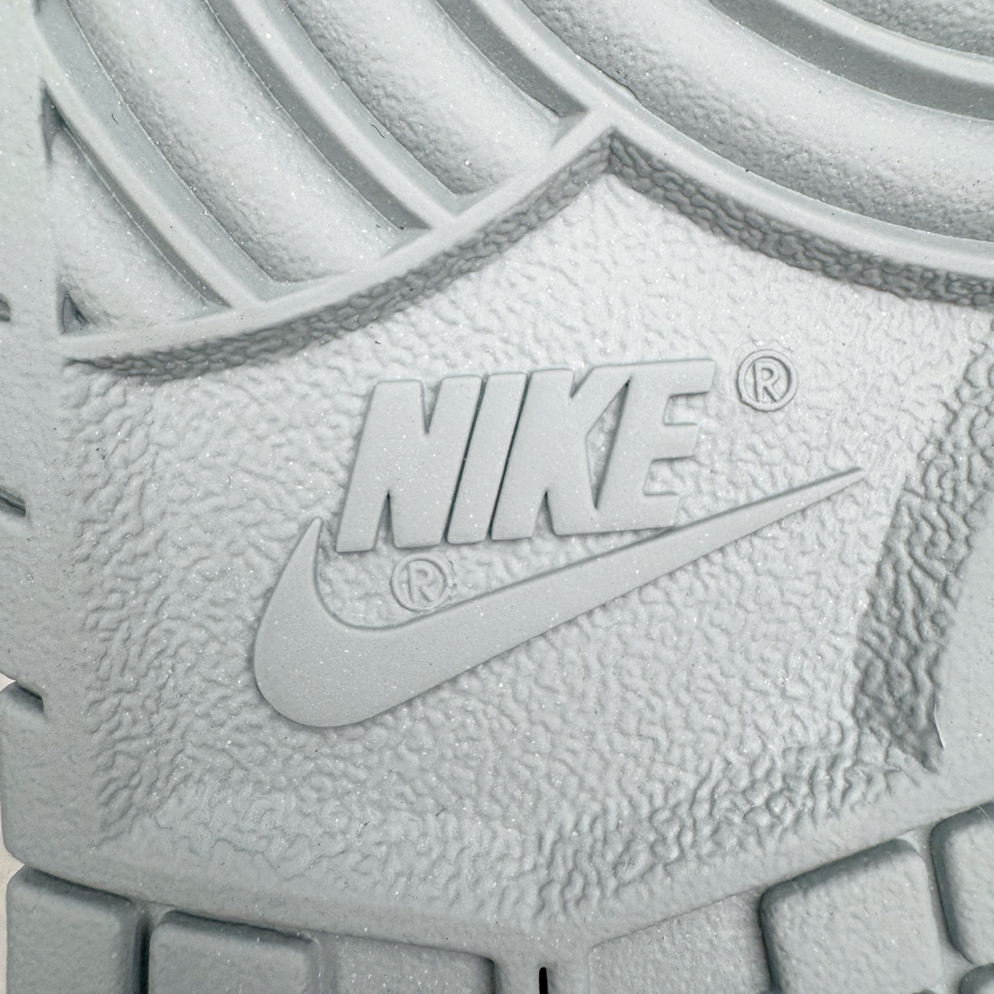 图片[21]-＃YC纯原 NK Dunk Low 星郎 WB0528-101 此款以低饱和灰度叠搭塑造高级层次感，鞋身如初雪覆地，侧翼Swoosh以雾蓝灰调勾勒流动轨迹，似破晓前最后一刻的夜空，静谧中透出深邃张力。 没有浮夸的撞色，唯有内敛的灰阶韵律，像城市夜空中的薄云掩星，朦胧中暗藏锋芒。定制系列天花板 无原鞋不开发 全系列得物原鞋一比一校对开发 配色持续更新中 终端对接 优势输出 全套原厂楦头原纸板数据档案倾力打造 原汁原味莞产 极致还原 圈内最强针车工艺 高端零售指定版 广东原厂配套原盒原标 鞋盒分三个尺码段 原厂冲刀 超高清洁度 全鞋零毛边皮料切割 采用原厂百宏鞋带以及原厂百宏织唛舌标 内标可供原厂几率过验 进口原装条纹中底布 四线拉帮白色点胶 原厂拉帮手法遵循公司 原厂电绣 极致还原 尺码：36 36.5 37.5 38 38.5 39 40 40.5 41 42 42.5 43 44 44.5 45 46-选品中心