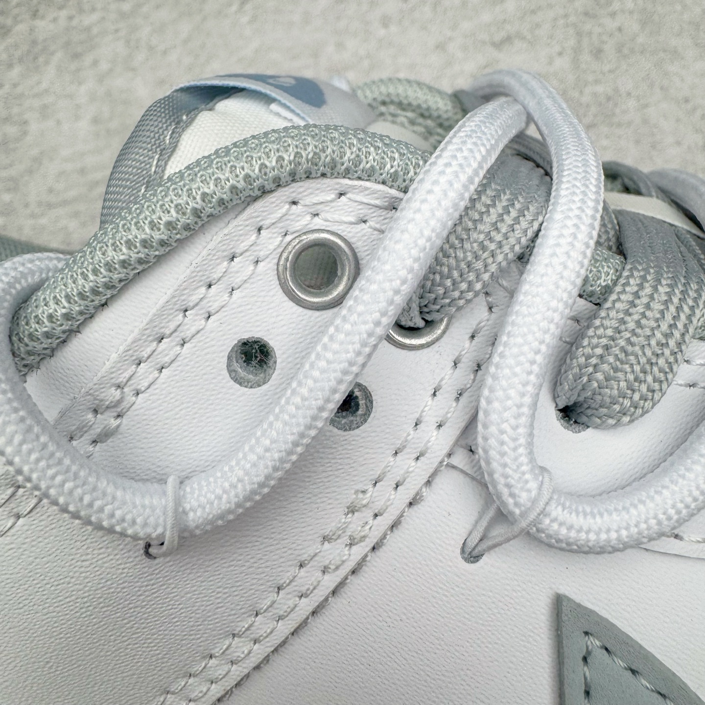 图片[18]-＃YC纯原 NK Dunk Low 星郎 WB0528-101 此款以低饱和灰度叠搭塑造高级层次感，鞋身如初雪覆地，侧翼Swoosh以雾蓝灰调勾勒流动轨迹，似破晓前最后一刻的夜空，静谧中透出深邃张力。 没有浮夸的撞色，唯有内敛的灰阶韵律，像城市夜空中的薄云掩星，朦胧中暗藏锋芒。定制系列天花板 无原鞋不开发 全系列得物原鞋一比一校对开发 配色持续更新中 终端对接 优势输出 全套原厂楦头原纸板数据档案倾力打造 原汁原味莞产 极致还原 圈内最强针车工艺 高端零售指定版 广东原厂配套原盒原标 鞋盒分三个尺码段 原厂冲刀 超高清洁度 全鞋零毛边皮料切割 采用原厂百宏鞋带以及原厂百宏织唛舌标 内标可供原厂几率过验 进口原装条纹中底布 四线拉帮白色点胶 原厂拉帮手法遵循公司 原厂电绣 极致还原 尺码：36 36.5 37.5 38 38.5 39 40 40.5 41 42 42.5 43 44 44.5 45 46-选品中心