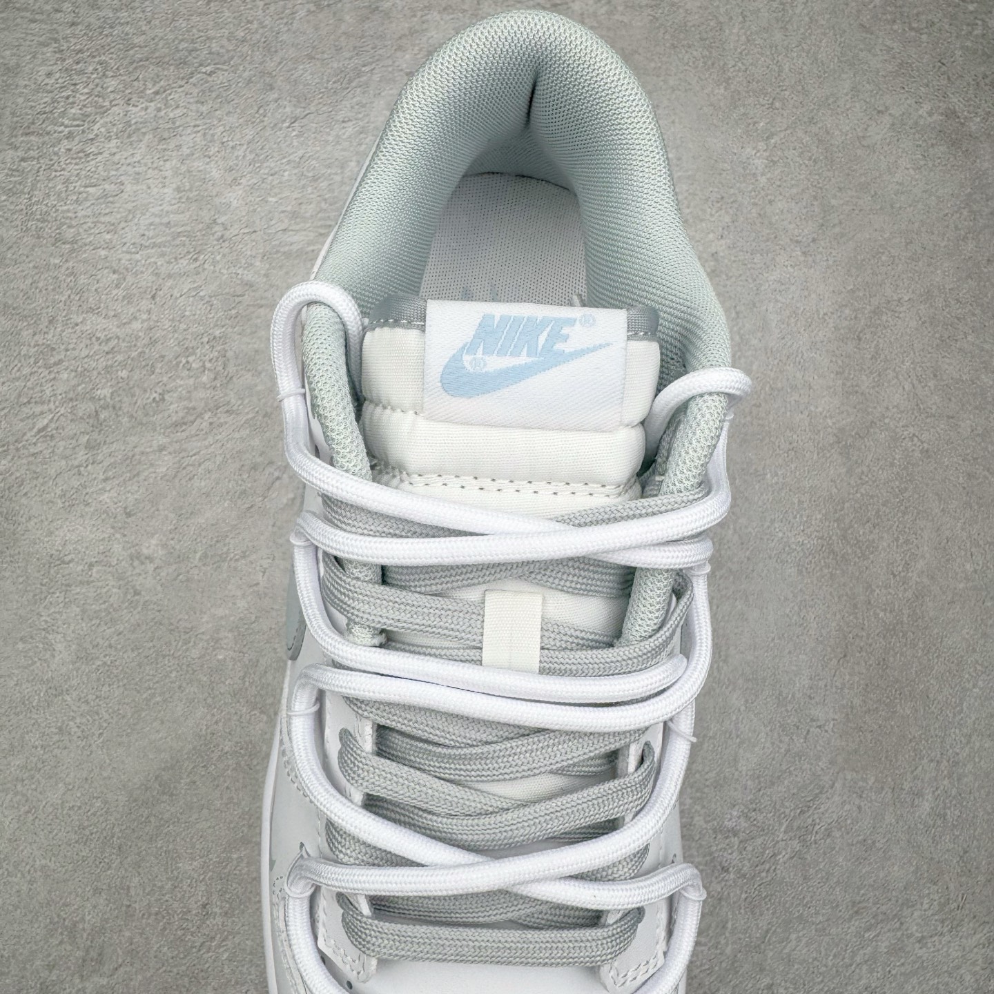 图片[5]-＃YC纯原 NK Dunk Low 星郎 WB0528-101 此款以低饱和灰度叠搭塑造高级层次感，鞋身如初雪覆地，侧翼Swoosh以雾蓝灰调勾勒流动轨迹，似破晓前最后一刻的夜空，静谧中透出深邃张力。 没有浮夸的撞色，唯有内敛的灰阶韵律，像城市夜空中的薄云掩星，朦胧中暗藏锋芒。定制系列天花板 无原鞋不开发 全系列得物原鞋一比一校对开发 配色持续更新中 终端对接 优势输出 全套原厂楦头原纸板数据档案倾力打造 原汁原味莞产 极致还原 圈内最强针车工艺 高端零售指定版 广东原厂配套原盒原标 鞋盒分三个尺码段 原厂冲刀 超高清洁度 全鞋零毛边皮料切割 采用原厂百宏鞋带以及原厂百宏织唛舌标 内标可供原厂几率过验 进口原装条纹中底布 四线拉帮白色点胶 原厂拉帮手法遵循公司 原厂电绣 极致还原 尺码：36 36.5 37.5 38 38.5 39 40 40.5 41 42 42.5 43 44 44.5 45 46-选品中心