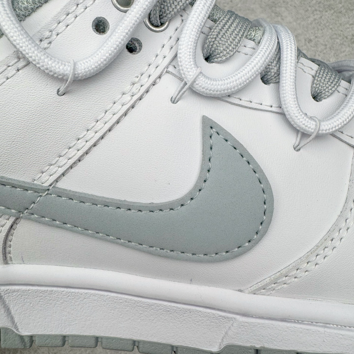 图片[19]-＃YC纯原 NK Dunk Low 星郎 WB0528-101 此款以低饱和灰度叠搭塑造高级层次感，鞋身如初雪覆地，侧翼Swoosh以雾蓝灰调勾勒流动轨迹，似破晓前最后一刻的夜空，静谧中透出深邃张力。 没有浮夸的撞色，唯有内敛的灰阶韵律，像城市夜空中的薄云掩星，朦胧中暗藏锋芒。定制系列天花板 无原鞋不开发 全系列得物原鞋一比一校对开发 配色持续更新中 终端对接 优势输出 全套原厂楦头原纸板数据档案倾力打造 原汁原味莞产 极致还原 圈内最强针车工艺 高端零售指定版 广东原厂配套原盒原标 鞋盒分三个尺码段 原厂冲刀 超高清洁度 全鞋零毛边皮料切割 采用原厂百宏鞋带以及原厂百宏织唛舌标 内标可供原厂几率过验 进口原装条纹中底布 四线拉帮白色点胶 原厂拉帮手法遵循公司 原厂电绣 极致还原 尺码：36 36.5 37.5 38 38.5 39 40 40.5 41 42 42.5 43 44 44.5 45 46-选品中心