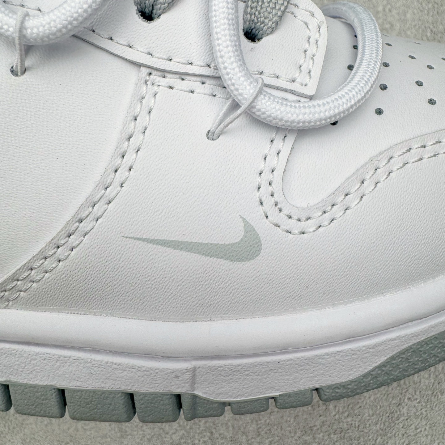 图片[20]-＃YC纯原 NK Dunk Low 星郎 WB0528-101 此款以低饱和灰度叠搭塑造高级层次感，鞋身如初雪覆地，侧翼Swoosh以雾蓝灰调勾勒流动轨迹，似破晓前最后一刻的夜空，静谧中透出深邃张力。 没有浮夸的撞色，唯有内敛的灰阶韵律，像城市夜空中的薄云掩星，朦胧中暗藏锋芒。定制系列天花板 无原鞋不开发 全系列得物原鞋一比一校对开发 配色持续更新中 终端对接 优势输出 全套原厂楦头原纸板数据档案倾力打造 原汁原味莞产 极致还原 圈内最强针车工艺 高端零售指定版 广东原厂配套原盒原标 鞋盒分三个尺码段 原厂冲刀 超高清洁度 全鞋零毛边皮料切割 采用原厂百宏鞋带以及原厂百宏织唛舌标 内标可供原厂几率过验 进口原装条纹中底布 四线拉帮白色点胶 原厂拉帮手法遵循公司 原厂电绣 极致还原 尺码：36 36.5 37.5 38 38.5 39 40 40.5 41 42 42.5 43 44 44.5 45 46-选品中心