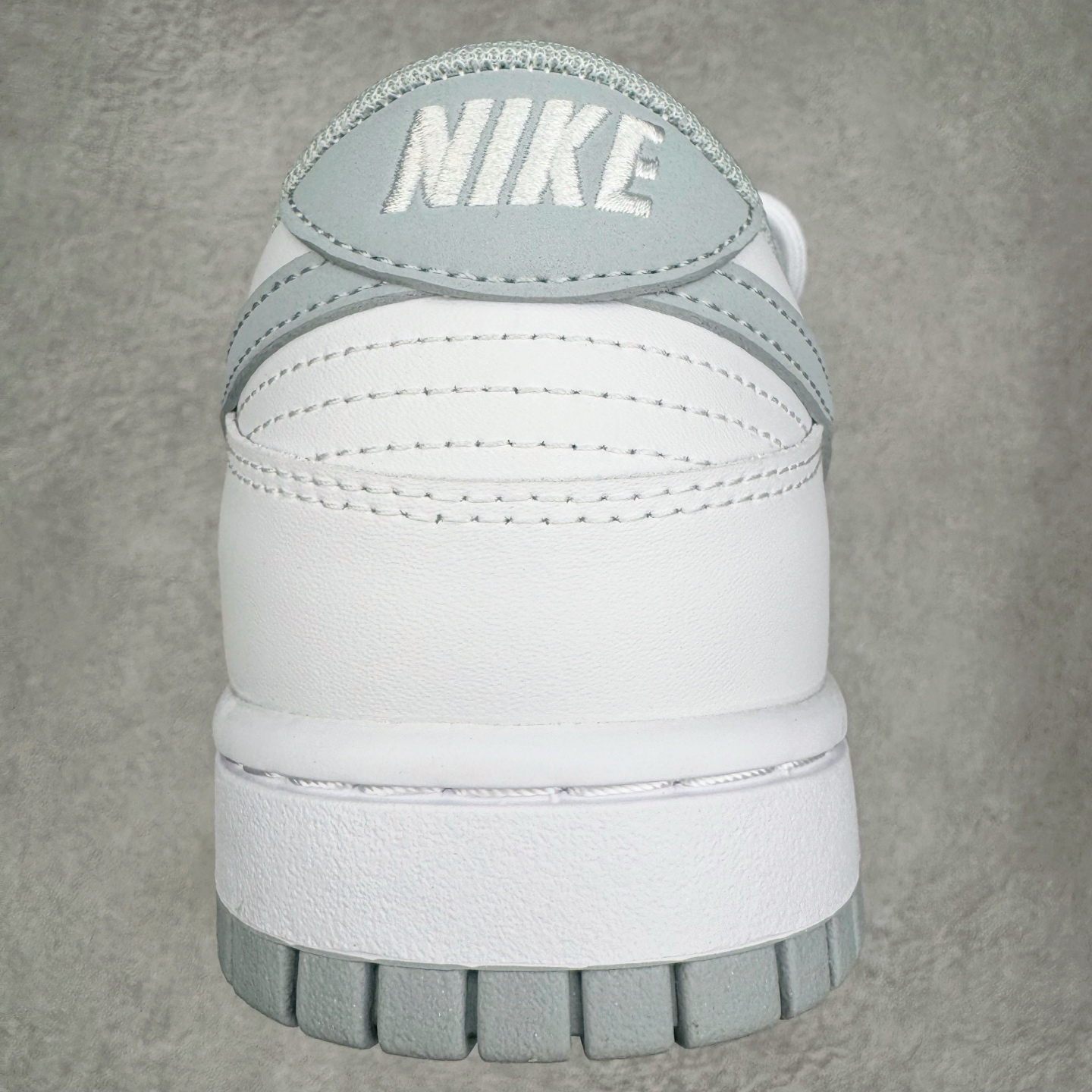 图片[8]-＃YC纯原 NK Dunk Low 星郎 WB0528-101 此款以低饱和灰度叠搭塑造高级层次感，鞋身如初雪覆地，侧翼Swoosh以雾蓝灰调勾勒流动轨迹，似破晓前最后一刻的夜空，静谧中透出深邃张力。 没有浮夸的撞色，唯有内敛的灰阶韵律，像城市夜空中的薄云掩星，朦胧中暗藏锋芒。定制系列天花板 无原鞋不开发 全系列得物原鞋一比一校对开发 配色持续更新中 终端对接 优势输出 全套原厂楦头原纸板数据档案倾力打造 原汁原味莞产 极致还原 圈内最强针车工艺 高端零售指定版 广东原厂配套原盒原标 鞋盒分三个尺码段 原厂冲刀 超高清洁度 全鞋零毛边皮料切割 采用原厂百宏鞋带以及原厂百宏织唛舌标 内标可供原厂几率过验 进口原装条纹中底布 四线拉帮白色点胶 原厂拉帮手法遵循公司 原厂电绣 极致还原 尺码：36 36.5 37.5 38 38.5 39 40 40.5 41 42 42.5 43 44 44.5 45 46-选品中心