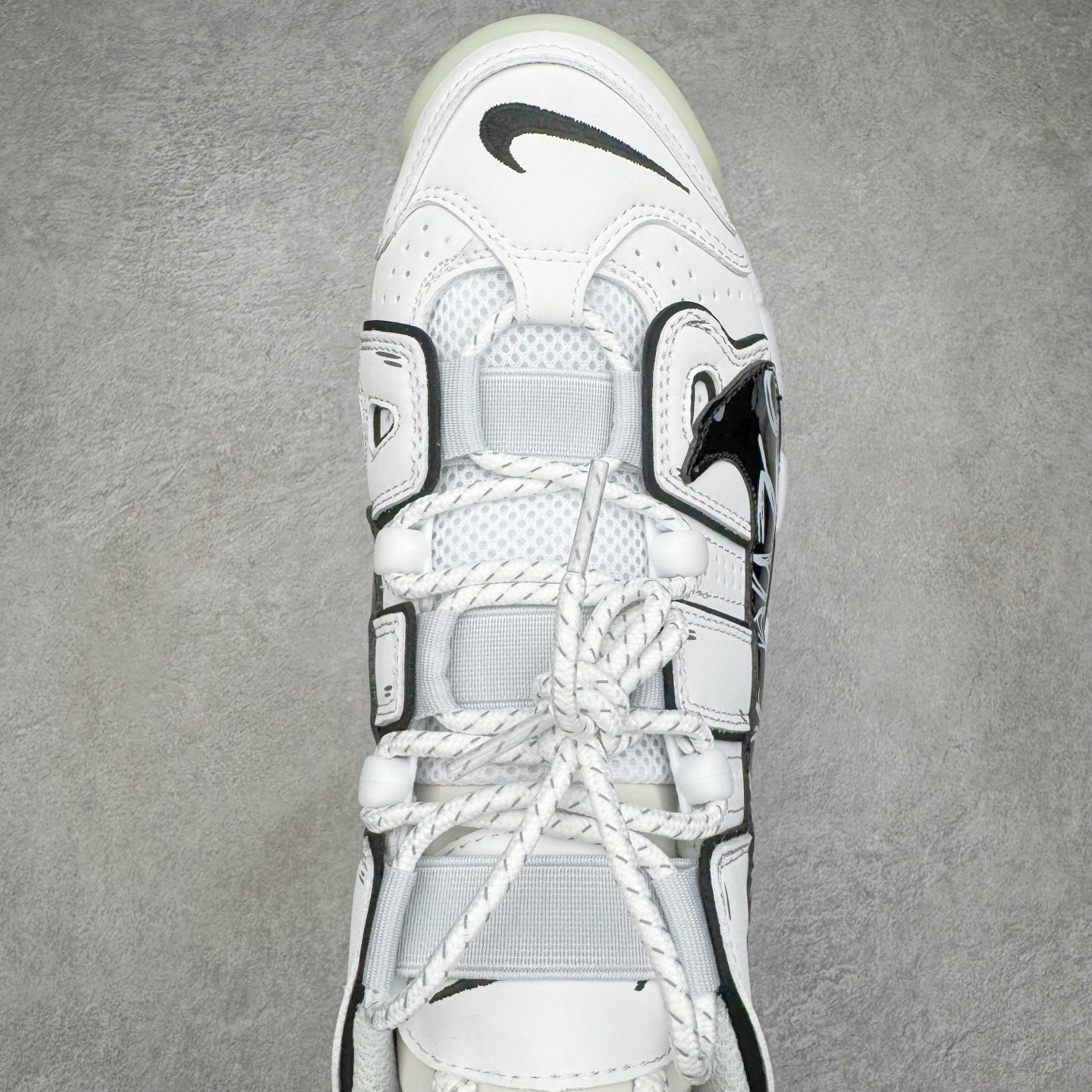 图片[4]-＃CK纯原 NK Air More Uptempo ’96 OG 皮蓬大AIR复古篮球鞋 DQ5014-100 以流行于街头的涂鸦文化为设计灵感 整体的设计风格夸张而充满魅力 厚实而充满质感的皮质鞋面两侧印刻了一对巨大的字母“AIR”独特炫酷的外观惊艳无比 尺码：36 36.5 37.5 38 38.5 39 40 40.5 41 42 42.5 43 44 44.5 45 46-选品中心