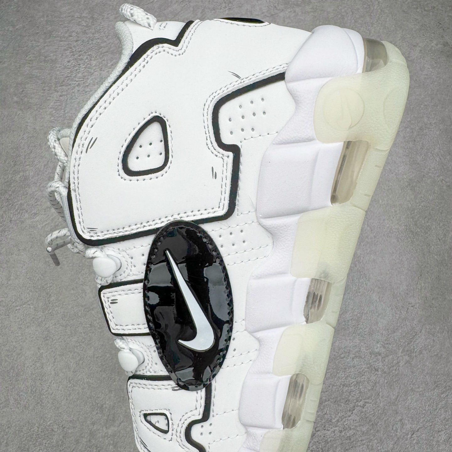 图片[7]-＃CK纯原 NK Air More Uptempo ’96 OG 皮蓬大AIR复古篮球鞋 DQ5014-100 以流行于街头的涂鸦文化为设计灵感 整体的设计风格夸张而充满魅力 厚实而充满质感的皮质鞋面两侧印刻了一对巨大的字母“AIR”独特炫酷的外观惊艳无比 尺码：36 36.5 37.5 38 38.5 39 40 40.5 41 42 42.5 43 44 44.5 45 46-选品中心