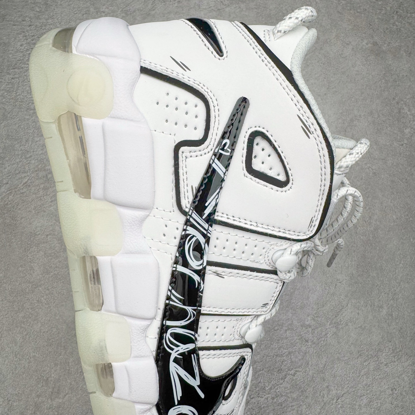 图片[6]-＃CK纯原 NK Air More Uptempo ’96 OG 皮蓬大AIR复古篮球鞋 DQ5014-100 以流行于街头的涂鸦文化为设计灵感 整体的设计风格夸张而充满魅力 厚实而充满质感的皮质鞋面两侧印刻了一对巨大的字母“AIR”独特炫酷的外观惊艳无比 尺码：36 36.5 37.5 38 38.5 39 40 40.5 41 42 42.5 43 44 44.5 45 46-选品中心