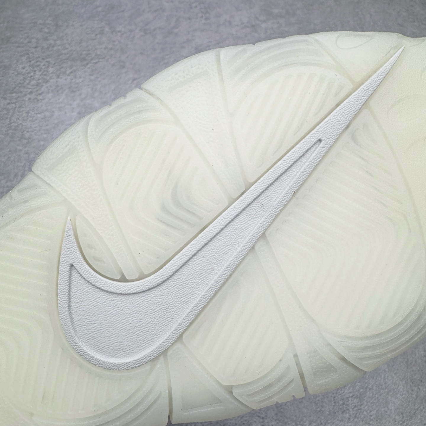 图片[16]-＃CK纯原 NK Air More Uptempo ’96 OG 皮蓬大AIR复古篮球鞋 DQ5014-100 以流行于街头的涂鸦文化为设计灵感 整体的设计风格夸张而充满魅力 厚实而充满质感的皮质鞋面两侧印刻了一对巨大的字母“AIR”独特炫酷的外观惊艳无比 尺码：36 36.5 37.5 38 38.5 39 40 40.5 41 42 42.5 43 44 44.5 45 46-选品中心