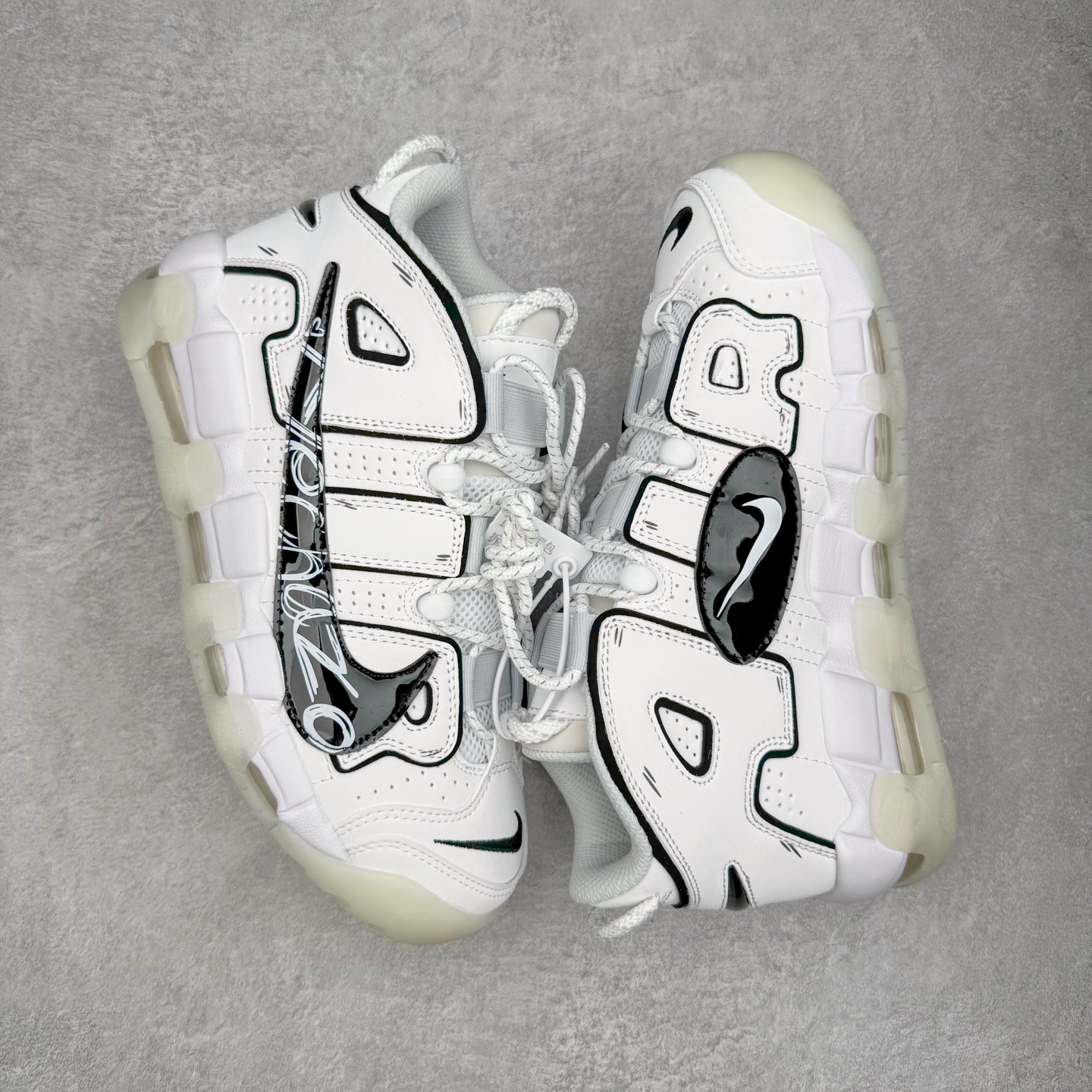 图片[3]-＃CK纯原 NK Air More Uptempo ’96 OG 皮蓬大AIR复古篮球鞋 DQ5014-100 以流行于街头的涂鸦文化为设计灵感 整体的设计风格夸张而充满魅力 厚实而充满质感的皮质鞋面两侧印刻了一对巨大的字母“AIR”独特炫酷的外观惊艳无比 尺码：36 36.5 37.5 38 38.5 39 40 40.5 41 42 42.5 43 44 44.5 45 46-选品中心