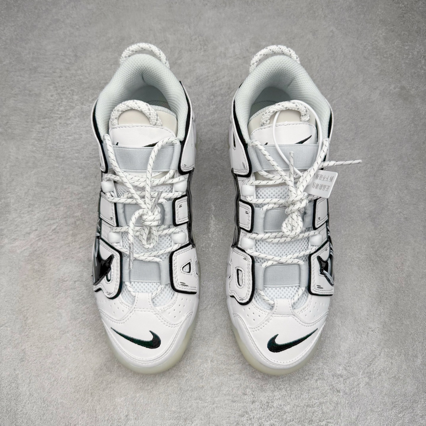 图片[2]-＃CK纯原 NK Air More Uptempo ’96 OG 皮蓬大AIR复古篮球鞋 DQ5014-100 以流行于街头的涂鸦文化为设计灵感 整体的设计风格夸张而充满魅力 厚实而充满质感的皮质鞋面两侧印刻了一对巨大的字母“AIR”独特炫酷的外观惊艳无比 尺码：36 36.5 37.5 38 38.5 39 40 40.5 41 42 42.5 43 44 44.5 45 46-选品中心