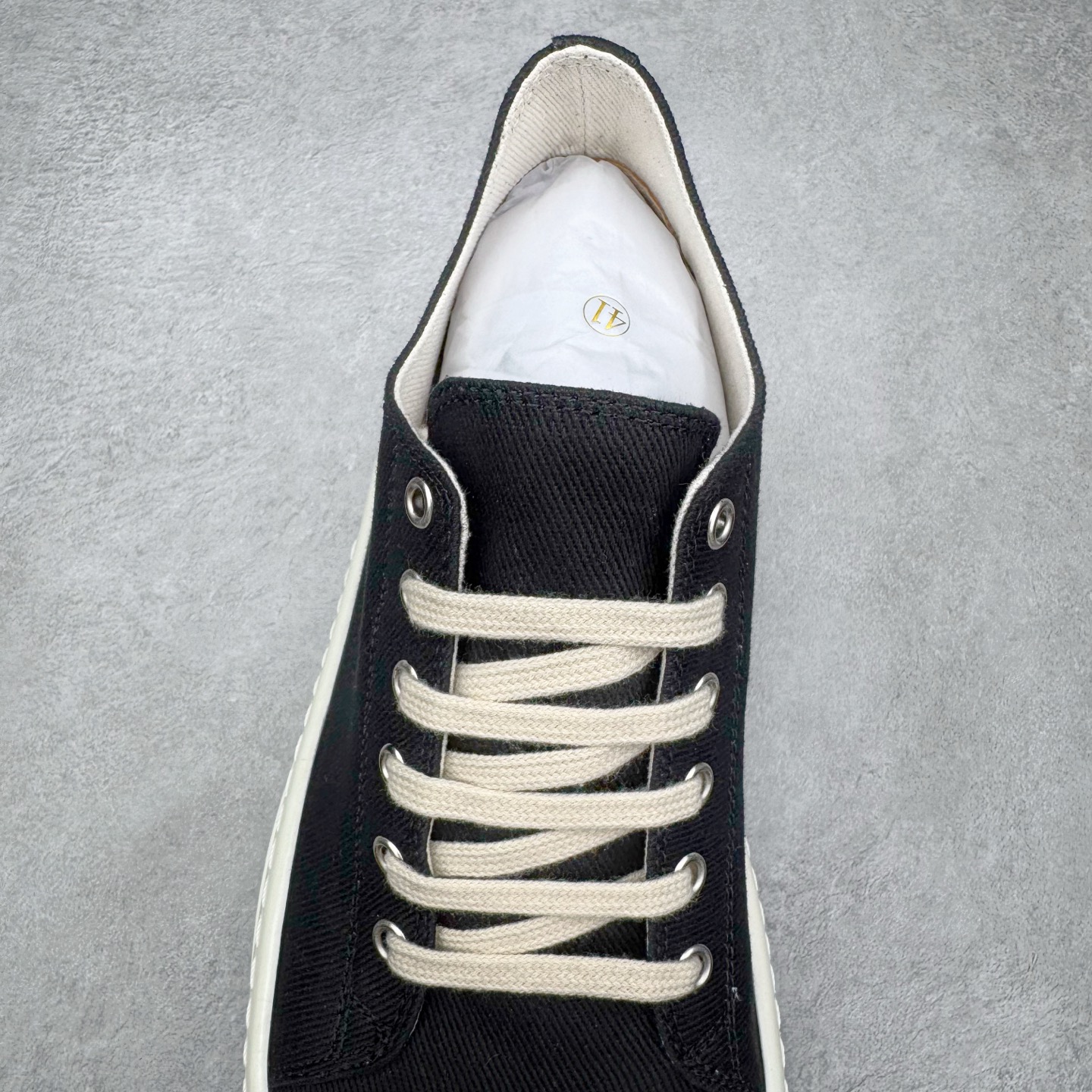 图片[5]-＃DG纯原 Rick Owens Drkshdw 瑞克·欧文斯低帮尼龙布时尚运动板鞋 厚底黑白 二级市场已经7K以上 平台客户随意卖四位数 RO广东原厂出品 纯原天花板 原版一比一复刻 冲正绝不翻车 还原度达到百分之98以上 原楦开发纸版版型 ZP拆解原版1：1复模裁片纸版 力求做到0错位 这样才能达到和zp一致的鞋型味道 采用进口cnc数控机床开发对版独家tpu奶香大底 区别于市场所有版本 zp同源定制尼龙布 达到和zp一致手感 原厂进口细纹布 万邦订购原厂高弹粉红色海绵 内里搭配软质细腻羊皮 TPU高密度大底 软硬度透光度高已经测试和原版一致 尺码：36 37 38 39 40 41 42 43 44 45 46-选品中心