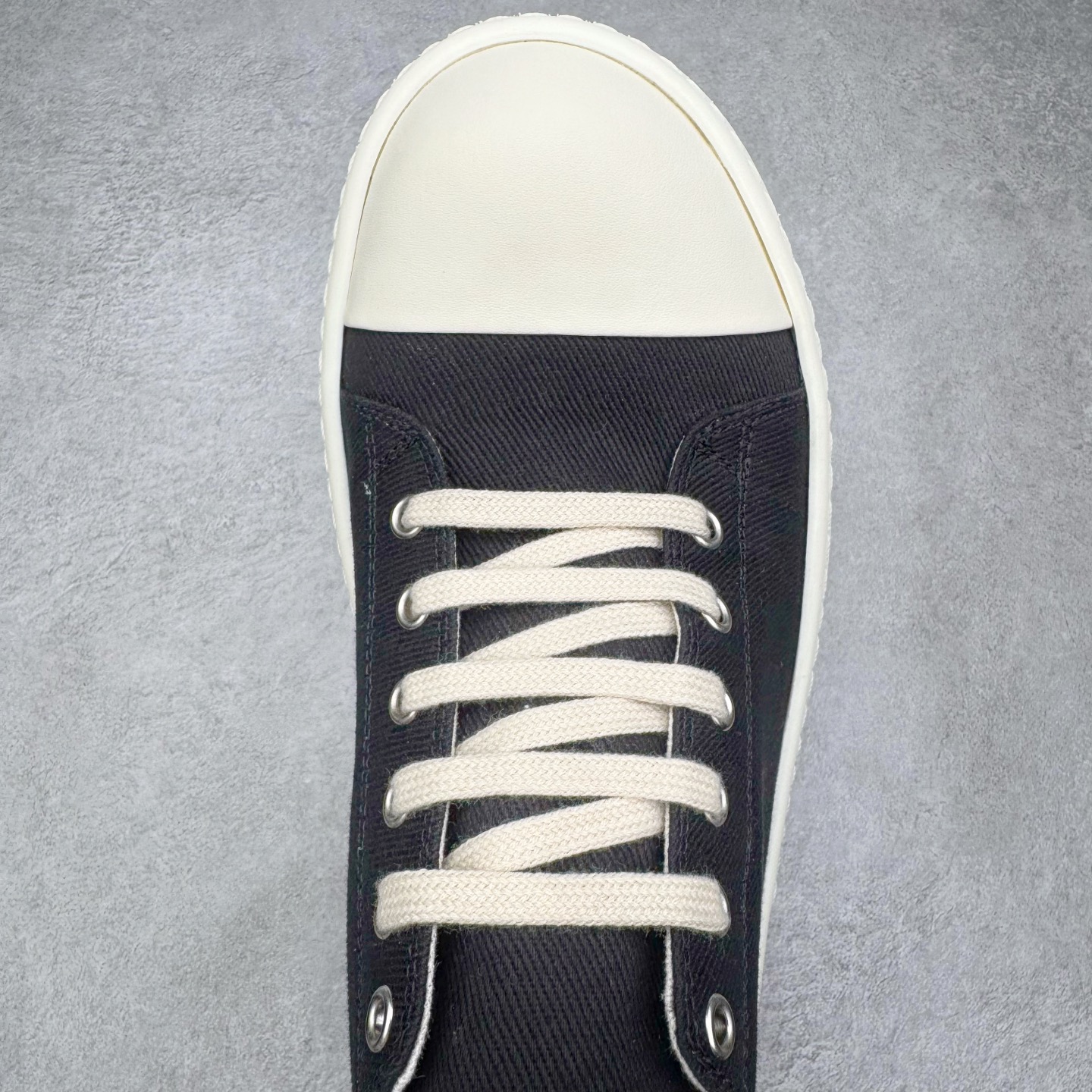 图片[4]-＃DG纯原 Rick Owens Drkshdw 瑞克·欧文斯低帮尼龙布时尚运动板鞋 厚底黑白 二级市场已经7K以上 平台客户随意卖四位数 RO广东原厂出品 纯原天花板 原版一比一复刻 冲正绝不翻车 还原度达到百分之98以上 原楦开发纸版版型 ZP拆解原版1：1复模裁片纸版 力求做到0错位 这样才能达到和zp一致的鞋型味道 采用进口cnc数控机床开发对版独家tpu奶香大底 区别于市场所有版本 zp同源定制尼龙布 达到和zp一致手感 原厂进口细纹布 万邦订购原厂高弹粉红色海绵 内里搭配软质细腻羊皮 TPU高密度大底 软硬度透光度高已经测试和原版一致 尺码：36 37 38 39 40 41 42 43 44 45 46-选品中心