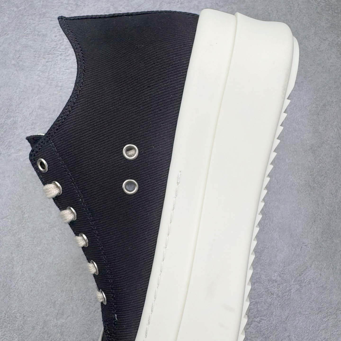 图片[7]-＃DG纯原 Rick Owens Drkshdw 瑞克·欧文斯低帮尼龙布时尚运动板鞋 厚底黑白 二级市场已经7K以上 平台客户随意卖四位数 RO广东原厂出品 纯原天花板 原版一比一复刻 冲正绝不翻车 还原度达到百分之98以上 原楦开发纸版版型 ZP拆解原版1：1复模裁片纸版 力求做到0错位 这样才能达到和zp一致的鞋型味道 采用进口cnc数控机床开发对版独家tpu奶香大底 区别于市场所有版本 zp同源定制尼龙布 达到和zp一致手感 原厂进口细纹布 万邦订购原厂高弹粉红色海绵 内里搭配软质细腻羊皮 TPU高密度大底 软硬度透光度高已经测试和原版一致 尺码：36 37 38 39 40 41 42 43 44 45 46-选品中心