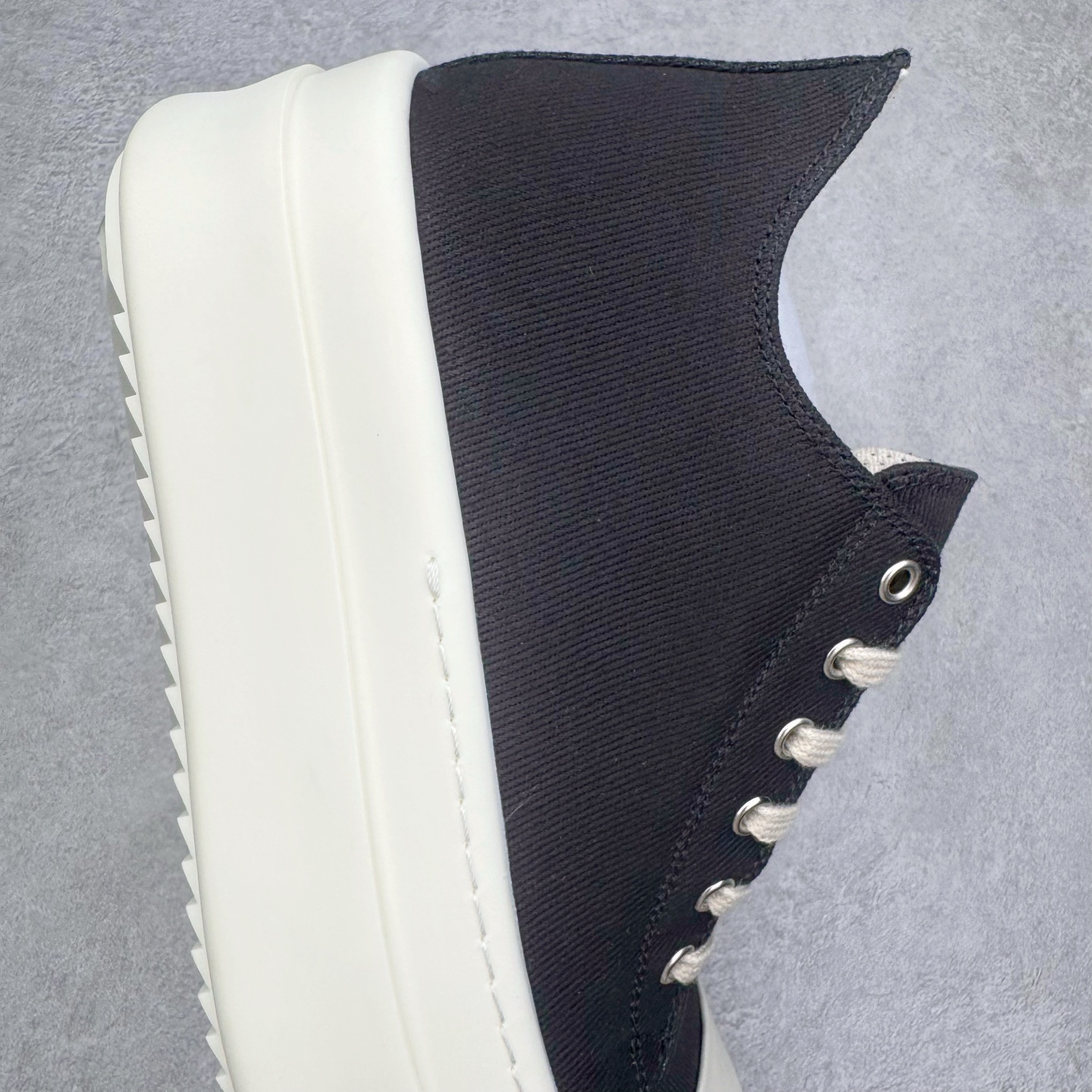 图片[6]-＃DG纯原 Rick Owens Drkshdw 瑞克·欧文斯低帮尼龙布时尚运动板鞋 厚底黑白 二级市场已经7K以上 平台客户随意卖四位数 RO广东原厂出品 纯原天花板 原版一比一复刻 冲正绝不翻车 还原度达到百分之98以上 原楦开发纸版版型 ZP拆解原版1：1复模裁片纸版 力求做到0错位 这样才能达到和zp一致的鞋型味道 采用进口cnc数控机床开发对版独家tpu奶香大底 区别于市场所有版本 zp同源定制尼龙布 达到和zp一致手感 原厂进口细纹布 万邦订购原厂高弹粉红色海绵 内里搭配软质细腻羊皮 TPU高密度大底 软硬度透光度高已经测试和原版一致 尺码：36 37 38 39 40 41 42 43 44 45 46-选品中心