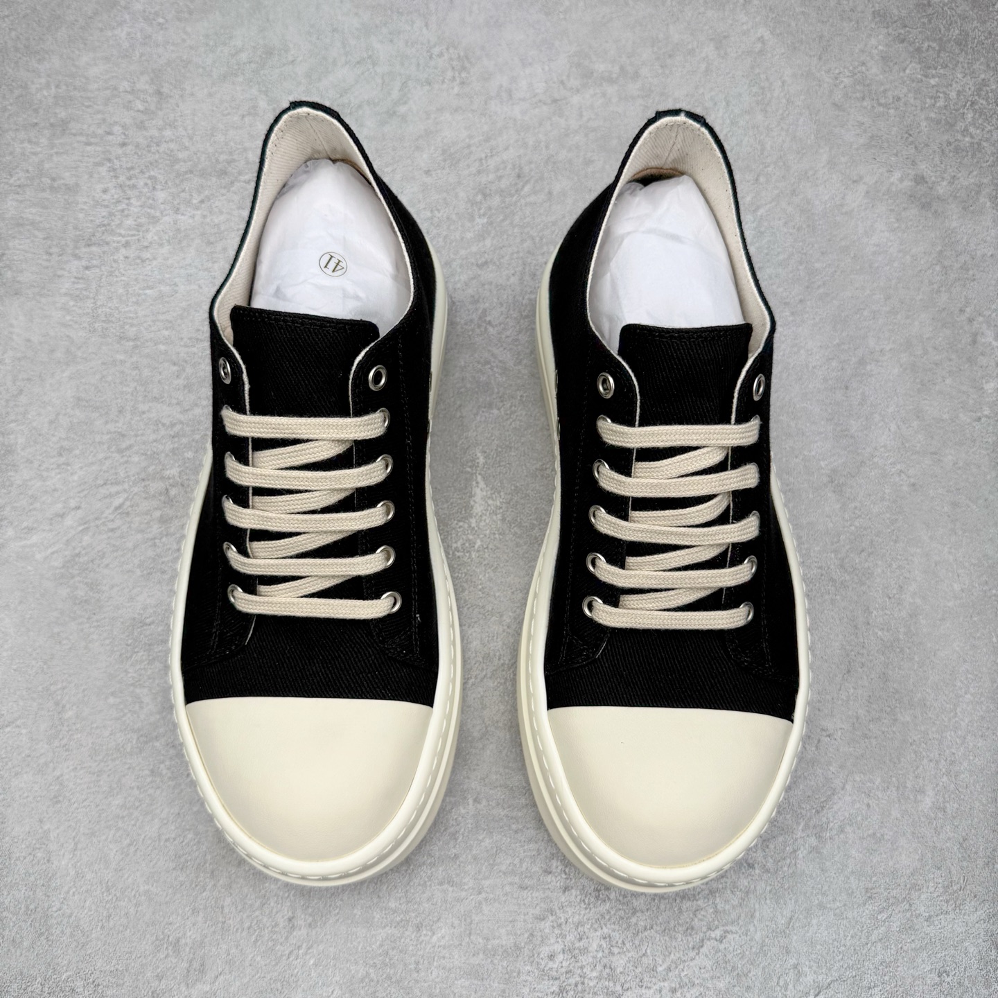 图片[2]-＃DG纯原 Rick Owens Drkshdw 瑞克·欧文斯低帮尼龙布时尚运动板鞋 厚底黑白 二级市场已经7K以上 平台客户随意卖四位数 RO广东原厂出品 纯原天花板 原版一比一复刻 冲正绝不翻车 还原度达到百分之98以上 原楦开发纸版版型 ZP拆解原版1：1复模裁片纸版 力求做到0错位 这样才能达到和zp一致的鞋型味道 采用进口cnc数控机床开发对版独家tpu奶香大底 区别于市场所有版本 zp同源定制尼龙布 达到和zp一致手感 原厂进口细纹布 万邦订购原厂高弹粉红色海绵 内里搭配软质细腻羊皮 TPU高密度大底 软硬度透光度高已经测试和原版一致 尺码：36 37 38 39 40 41 42 43 44 45 46-选品中心