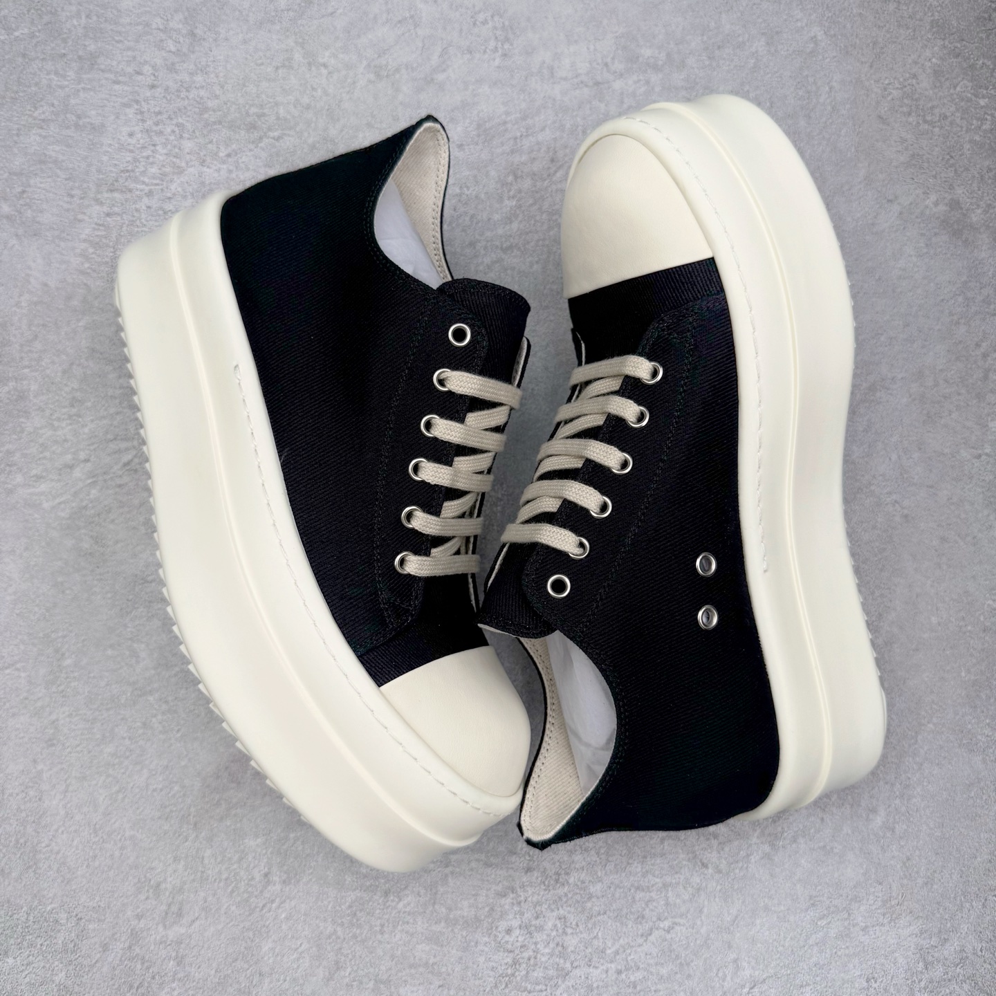 图片[3]-＃DG纯原 Rick Owens Drkshdw 瑞克·欧文斯低帮尼龙布时尚运动板鞋 厚底黑白 二级市场已经7K以上 平台客户随意卖四位数 RO广东原厂出品 纯原天花板 原版一比一复刻 冲正绝不翻车 还原度达到百分之98以上 原楦开发纸版版型 ZP拆解原版1：1复模裁片纸版 力求做到0错位 这样才能达到和zp一致的鞋型味道 采用进口cnc数控机床开发对版独家tpu奶香大底 区别于市场所有版本 zp同源定制尼龙布 达到和zp一致手感 原厂进口细纹布 万邦订购原厂高弹粉红色海绵 内里搭配软质细腻羊皮 TPU高密度大底 软硬度透光度高已经测试和原版一致 尺码：36 37 38 39 40 41 42 43 44 45 46-选品中心