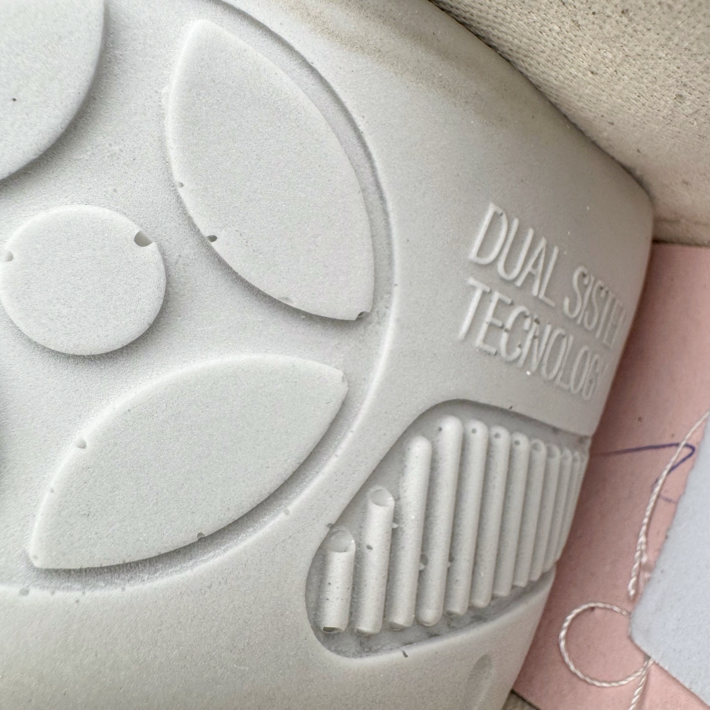 图片[10]-＃DG纯原 Rick Owens Drkshdw 瑞克·欧文斯低帮尼龙布时尚运动板鞋 厚底黑白 二级市场已经7K以上 平台客户随意卖四位数 RO广东原厂出品 纯原天花板 原版一比一复刻 冲正绝不翻车 还原度达到百分之98以上 原楦开发纸版版型 ZP拆解原版1：1复模裁片纸版 力求做到0错位 这样才能达到和zp一致的鞋型味道 采用进口cnc数控机床开发对版独家tpu奶香大底 区别于市场所有版本 zp同源定制尼龙布 达到和zp一致手感 原厂进口细纹布 万邦订购原厂高弹粉红色海绵 内里搭配软质细腻羊皮 TPU高密度大底 软硬度透光度高已经测试和原版一致 尺码：36 37 38 39 40 41 42 43 44 45 46-选品中心