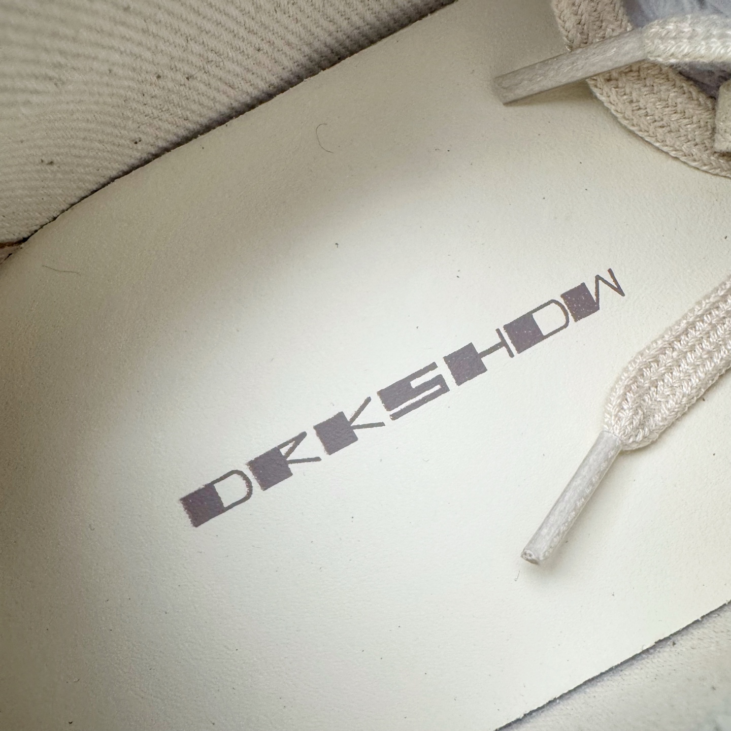 图片[12]-＃DG纯原 Rick Owens Drkshdw 瑞克·欧文斯低帮尼龙布时尚运动板鞋 厚底黑白 二级市场已经7K以上 平台客户随意卖四位数 RO广东原厂出品 纯原天花板 原版一比一复刻 冲正绝不翻车 还原度达到百分之98以上 原楦开发纸版版型 ZP拆解原版1：1复模裁片纸版 力求做到0错位 这样才能达到和zp一致的鞋型味道 采用进口cnc数控机床开发对版独家tpu奶香大底 区别于市场所有版本 zp同源定制尼龙布 达到和zp一致手感 原厂进口细纹布 万邦订购原厂高弹粉红色海绵 内里搭配软质细腻羊皮 TPU高密度大底 软硬度透光度高已经测试和原版一致 尺码：36 37 38 39 40 41 42 43 44 45 46-选品中心