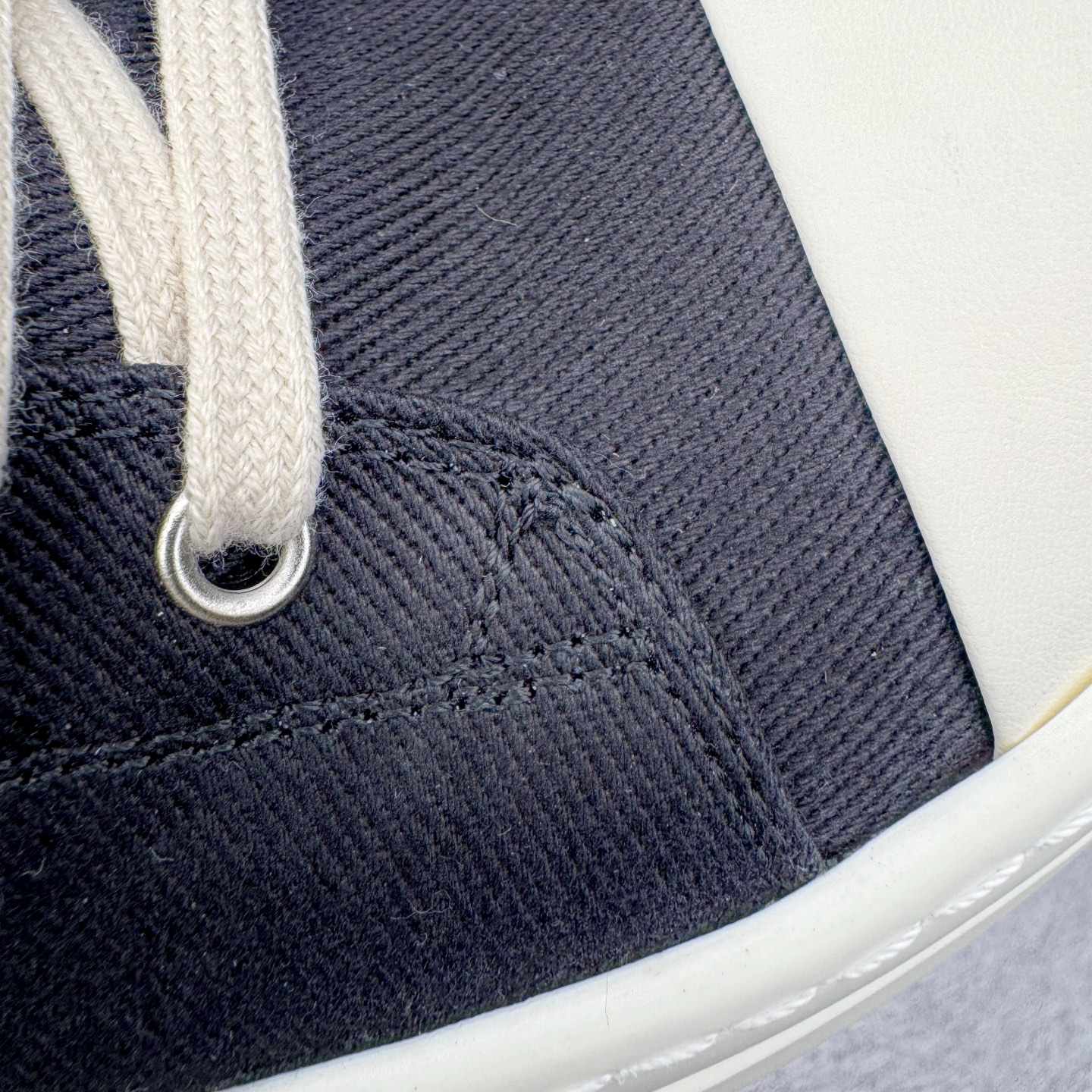 图片[16]-＃DG纯原 Rick Owens Drkshdw 瑞克·欧文斯低帮尼龙布时尚运动板鞋 厚底黑白 二级市场已经7K以上 平台客户随意卖四位数 RO广东原厂出品 纯原天花板 原版一比一复刻 冲正绝不翻车 还原度达到百分之98以上 原楦开发纸版版型 ZP拆解原版1：1复模裁片纸版 力求做到0错位 这样才能达到和zp一致的鞋型味道 采用进口cnc数控机床开发对版独家tpu奶香大底 区别于市场所有版本 zp同源定制尼龙布 达到和zp一致手感 原厂进口细纹布 万邦订购原厂高弹粉红色海绵 内里搭配软质细腻羊皮 TPU高密度大底 软硬度透光度高已经测试和原版一致 尺码：36 37 38 39 40 41 42 43 44 45 46-选品中心