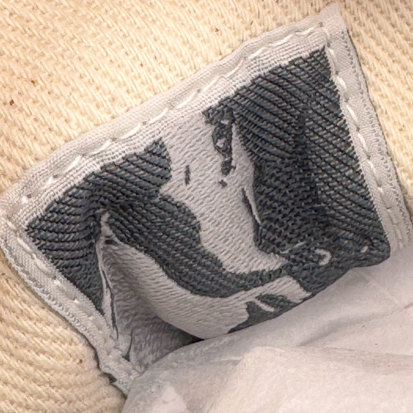 图片[13]-＃DG纯原 Rick Owens Drkshdw 瑞克·欧文斯低帮尼龙布时尚运动板鞋 厚底黑白 二级市场已经7K以上 平台客户随意卖四位数 RO广东原厂出品 纯原天花板 原版一比一复刻 冲正绝不翻车 还原度达到百分之98以上 原楦开发纸版版型 ZP拆解原版1：1复模裁片纸版 力求做到0错位 这样才能达到和zp一致的鞋型味道 采用进口cnc数控机床开发对版独家tpu奶香大底 区别于市场所有版本 zp同源定制尼龙布 达到和zp一致手感 原厂进口细纹布 万邦订购原厂高弹粉红色海绵 内里搭配软质细腻羊皮 TPU高密度大底 软硬度透光度高已经测试和原版一致 尺码：36 37 38 39 40 41 42 43 44 45 46-选品中心