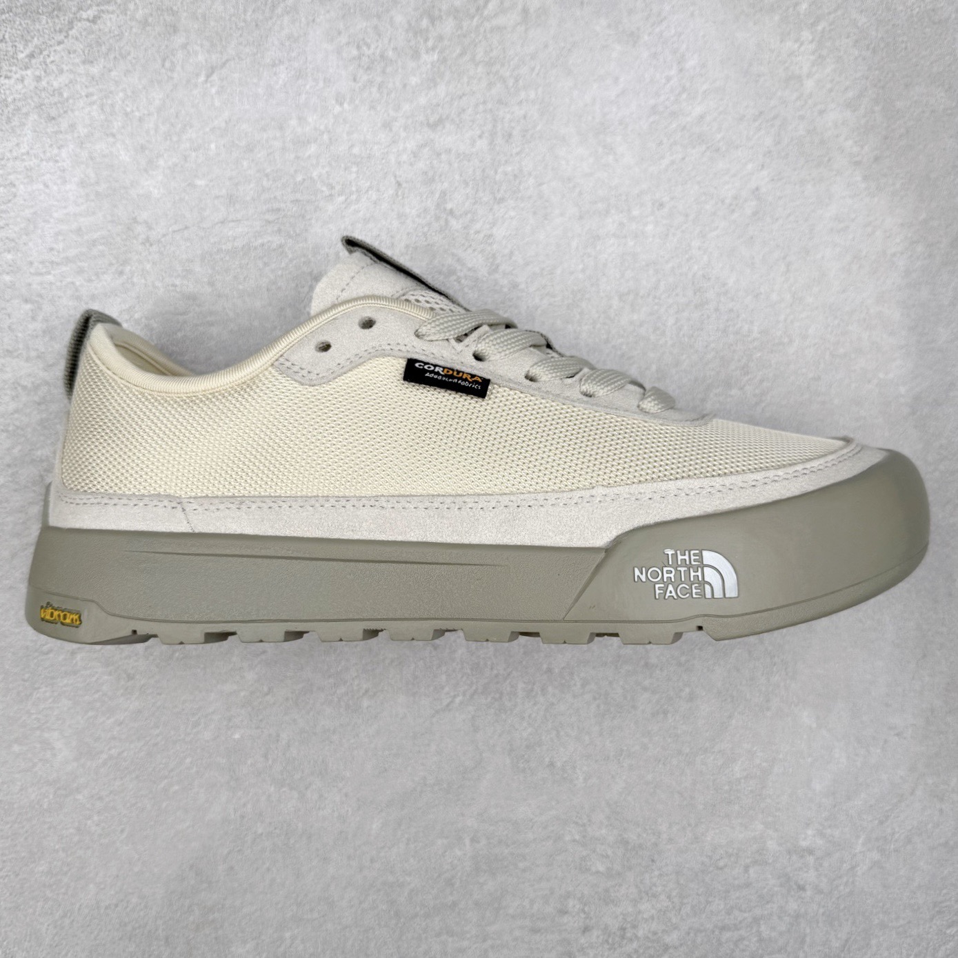 图片[5]-THE NORTH FACE Clyffe 北面舒适百搭 防滑耐磨 低帮 生活休闲鞋 男女同款 North Face于1966年成立，一直致力于为户外运动员的每一次严酷探索提供专业装备。作为全球户外运动领导品牌，The NorthFace以经过专业运动员测试、适应各类户外需求的产品助力探索者不断超越自我，激发人类潜能。The North Face象征着众多山脉中更冷、更值得挑战的北坡。品牌标志则来自Half Dome，一座位于美国加州Yosemite NationalPark（优胜美地国家公园）里的山峰，中文名字取为「北面」，象征着不畏惧的户外探索精神。1997年，The North Face采用全新的宣传标语「Never Stop Exploring探索永不停止」，体现品牌的探索精神，成为品牌的座右铭。尺码：36/45-选品中心