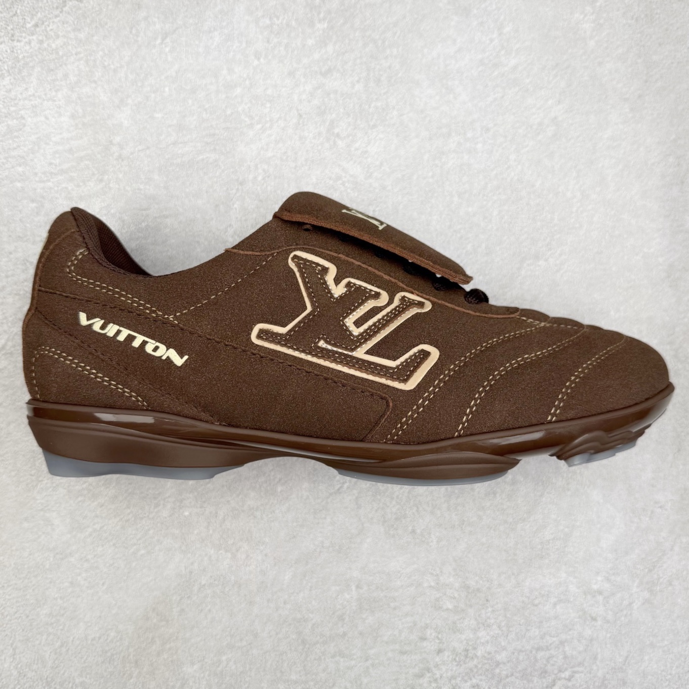 LOUIS VUITTON Footprint Soccer LV 皮革 2025春夏男士系列圆头系带低帮生活休闲鞋 2025春夏系列时装展中亮相，是Pharrell Williams 首次以足球鞋为灵感设计的运动鞋。鞋款的灵感来自跨越世代和文化的足球运动，呼应2025春夏系列时装展团结一致、全民参与的主题。鞋款以流丽的设计著称，侧面以富动感的IV Initials标志点缀，鞋舌缀有灵感来自足球队伍的Lvers United徽章，而脚掌纹橡胶鞋底饰有多款路易威登标志 时髦休闲穿搭 时尚界的弄潮儿 实拍调校N版已经零色差零失真 百分百还原实物色彩所见即所得 不存在货不对板色差等低级问题 选购参考实物拍摄 不混卖不参货 只用心做好货严格选品 承诺混一赔十 尺码：36 37 38 39 40 41 42 43 44 45 46-选品中心