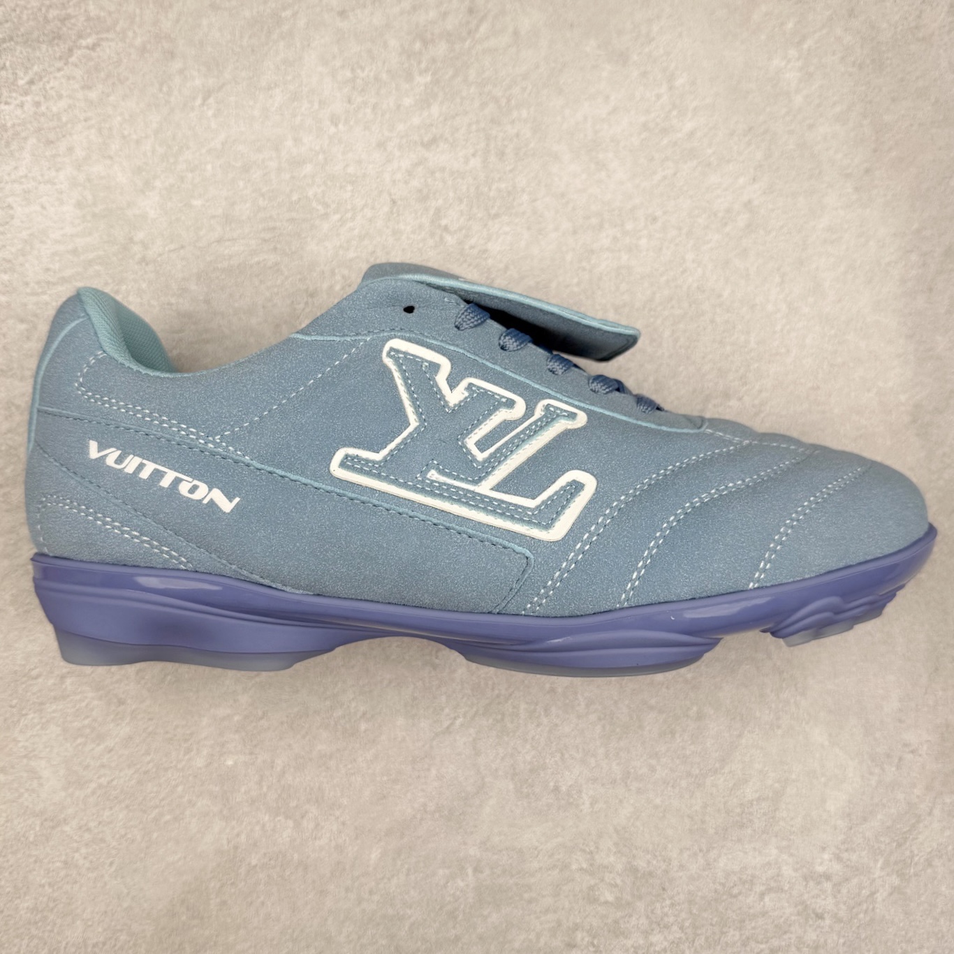 LOUIS VUITTON Footprint Soccer LV 皮革 2025春夏男士系列圆头系带低帮生活休闲鞋 2025春夏系列时装展中亮相，是Pharrell Williams 首次以足球鞋为灵感设计的运动鞋。鞋款的灵感来自跨越世代和文化的足球运动，呼应2025春夏系列时装展团结一致、全民参与的主题。鞋款以流丽的设计著称，侧面以富动感的IV Initials标志点缀，鞋舌缀有灵感来自足球队伍的Lvers United徽章，而脚掌纹橡胶鞋底饰有多款路易威登标志 时髦休闲穿搭 时尚界的弄潮儿 实拍调校N版已经零色差零失真 百分百还原实物色彩所见即所得 不存在货不对板色差等低级问题 选购参考实物拍摄 不混卖不参货 只用心做好货严格选品 承诺混一赔十 尺码：36 37 38 39 40 41 42 43 44 45 46-选品中心