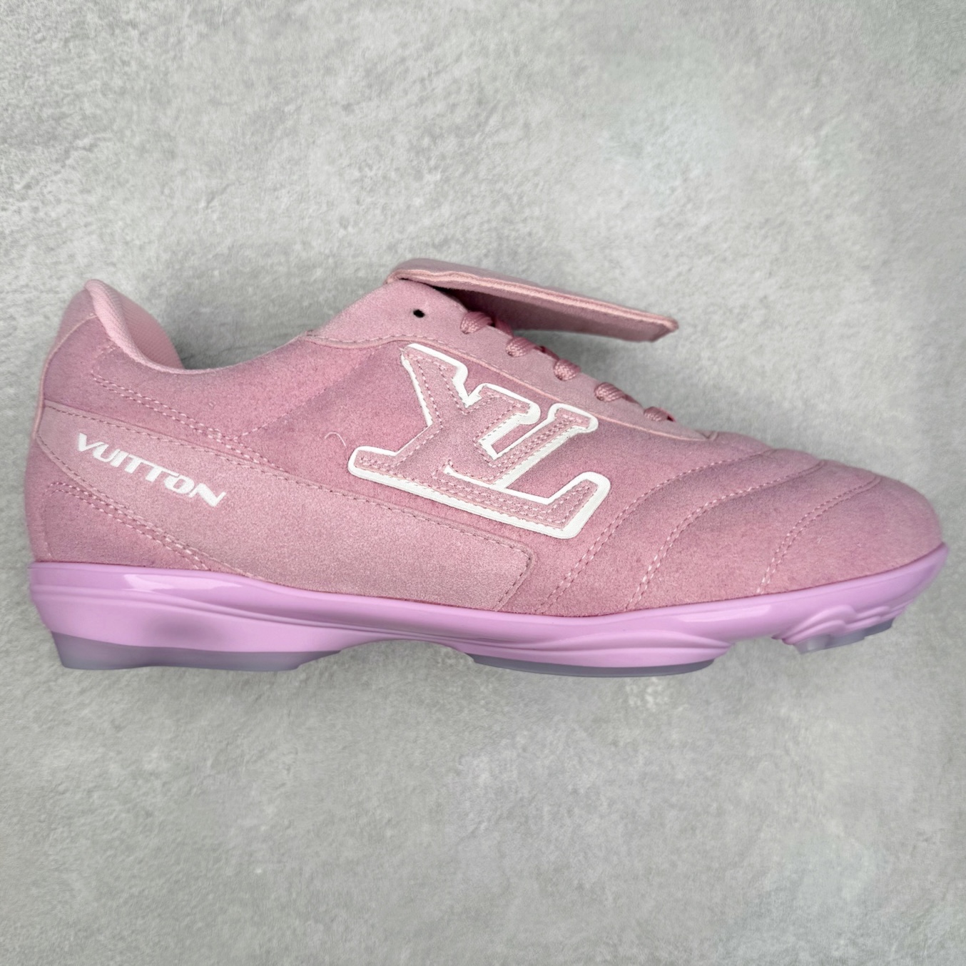 LOUIS VUITTON Footprint Soccer LV 皮革 2025春夏男士系列圆头系带低帮生活休闲鞋 2025春夏系列时装展中亮相，是Pharrell Williams 首次以足球鞋为灵感设计的运动鞋。鞋款的灵感来自跨越世代和文化的足球运动，呼应2025春夏系列时装展团结一致、全民参与的主题。鞋款以流丽的设计著称，侧面以富动感的IV Initials标志点缀，鞋舌缀有灵感来自足球队伍的Lvers United徽章，而脚掌纹橡胶鞋底饰有多款路易威登标志 时髦休闲穿搭 时尚界的弄潮儿 实拍调校N版已经零色差零失真 百分百还原实物色彩所见即所得 不存在货不对板色差等低级问题 选购参考实物拍摄 不混卖不参货 只用心做好货严格选品 承诺混一赔十 尺码：36 37 38 39 40 41 42 43 44 45 46-选品中心