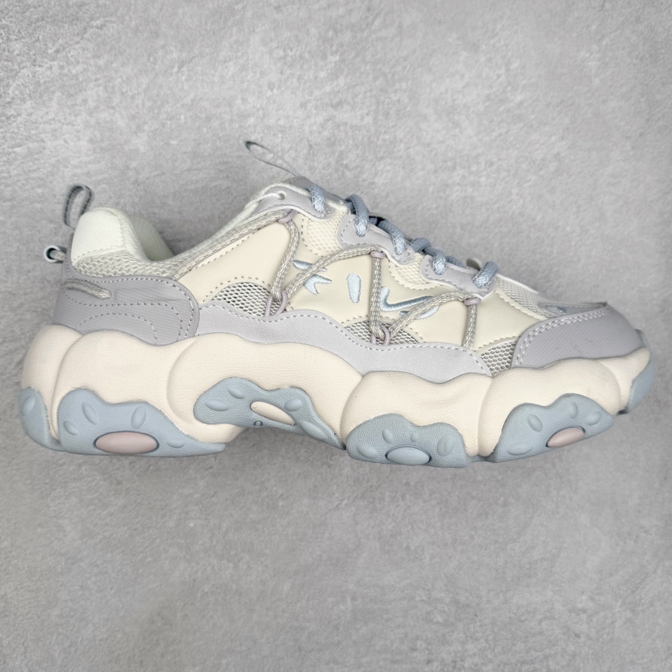 FILA斐乐 FLUID 6 猫爪织物合成革百搭潮流时尚个性运动复古经典减震耐磨低帮老爹鞋 FUSION 系列传承了 FILA 的百年基因，融入年轻运动及潮流文化，成为引领变革、创新突破的一代。以“1+N” 的跨界合作模式重现经典的同时创造经典。带来最出其不意的跨界合作惊喜。同时，FILAFUSION把FILA 的 DNA 融入到定制体验里，你可以随心制造厲于你的产品。FILA FUSION 的鞋家族涵盖了老爹鞋、跑步鞋、网球鞋、季节款。风格复古新潮，满足了时尚人士出行及各类运动的搭配需求，成为当下年轻人筷拥的鞋类品牌之一。FILA FUSION 走进年轻人的世界，通过年轻人运动，街舞，滑板，篮球，展现 FILA FUSION 的潮流态度和年轻文化。FILA FUSION 认为末来属于引领变革、创新突破的年轻一代，让我们一起构成 FILA 未来的蓝图吧！尺码：35.5 36 36.5 37.5 38 38.5 39 40 40.5 41 42 42.5 43 44 44.5 45-选品中心