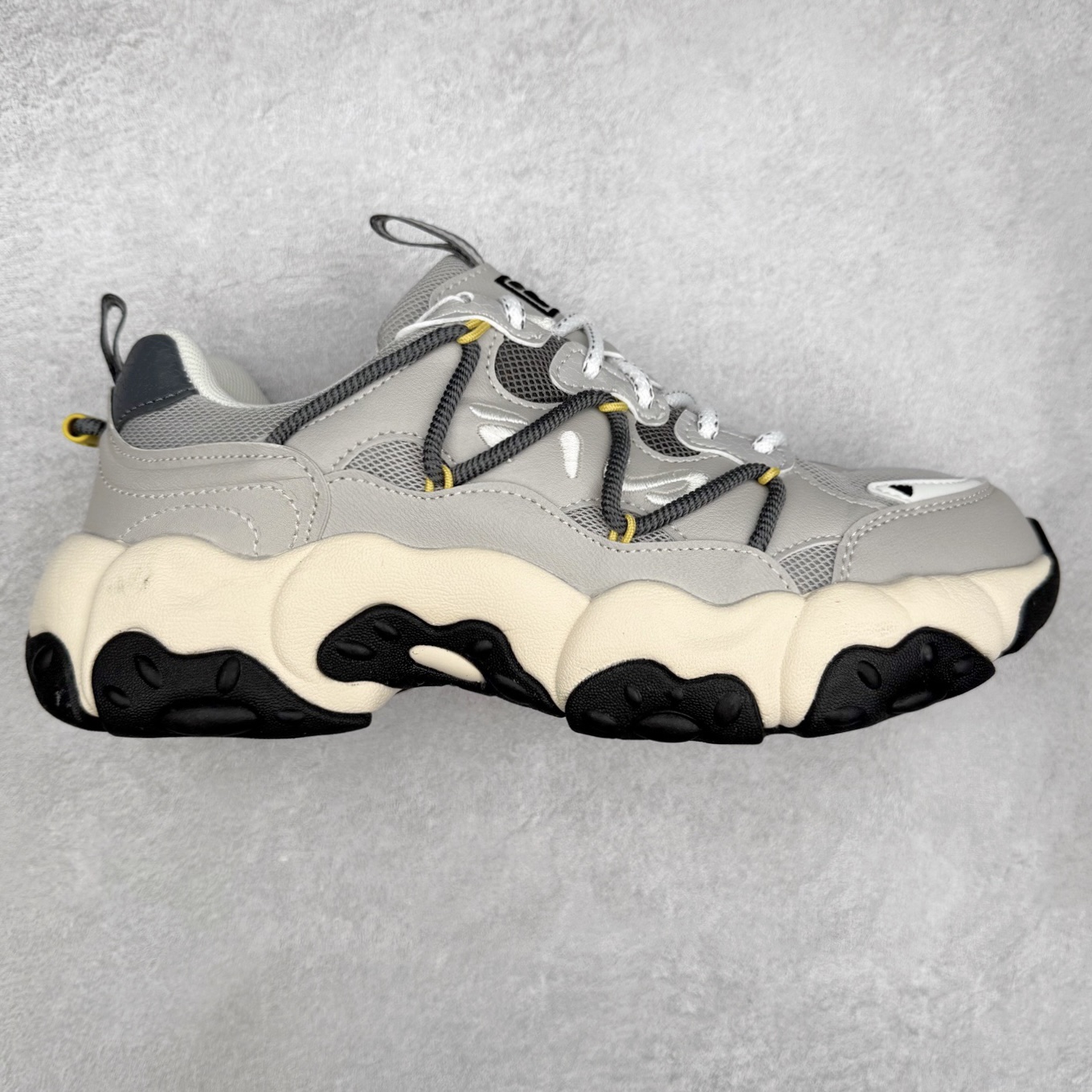 FILA斐乐 FLUID 6 猫爪织物合成革百搭潮流时尚个性运动复古经典减震耐磨低帮老爹鞋 FUSION 系列传承了 FILA 的百年基因，融入年轻运动及潮流文化，成为引领变革、创新突破的一代。以“1+N” 的跨界合作模式重现经典的同时创造经典。带来最出其不意的跨界合作惊喜。同时，FILAFUSION把FILA 的 DNA 融入到定制体验里，你可以随心制造厲于你的产品。FILA FUSION 的鞋家族涵盖了老爹鞋、跑步鞋、网球鞋、季节款。风格复古新潮，满足了时尚人士出行及各类运动的搭配需求，成为当下年轻人筷拥的鞋类品牌之一。FILA FUSION 走进年轻人的世界，通过年轻人运动，街舞，滑板，篮球，展现 FILA FUSION 的潮流态度和年轻文化。FILA FUSION 认为末来属于引领变革、创新突破的年轻一代，让我们一起构成 FILA 未来的蓝图吧！尺码：35.5 36 36.5 37.5 38 38.5 39 40 40.5 41 42 42.5 43 44 44.5 45-选品中心