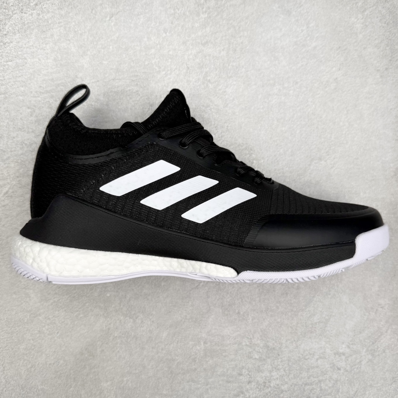 AD Crazyflight Mid 减震防滑中帮训练鞋 男女同款 FX1971 借助Crazyflight,您可以在球场上获得所需的支撑性贴合性，灵敏的缓冲性和透气舒适性。弹力网眼鞋面透气，可保持凉爽。TPU纱线中足护具可保持轻巧的感觉和透气性，同时提供横向稳定性。蕾丝封扣带来舒适款式。鞋跟中的绒面革衬里感觉舒适且光滑。BOOST技术可提供灵敏，缓冲的感觉，吸收震动并保持飞行。模压鞋垫可提供额外缓冲。耐用的橡胶外底可在所有方向提供牵引力和耐用性。实拍调校N版已经零色差零失真 百分百还原实物色彩所见即所得 不存在货不对板色差等低级问题 选购参考实物拍摄 不混卖不参货 只用心做好货严格选品 承诺混一赔十 尺码：36 36.5 37.5 38 38.5 39 40 40.5 41 42 42.5 43 44 44.5 45 46-选品中心