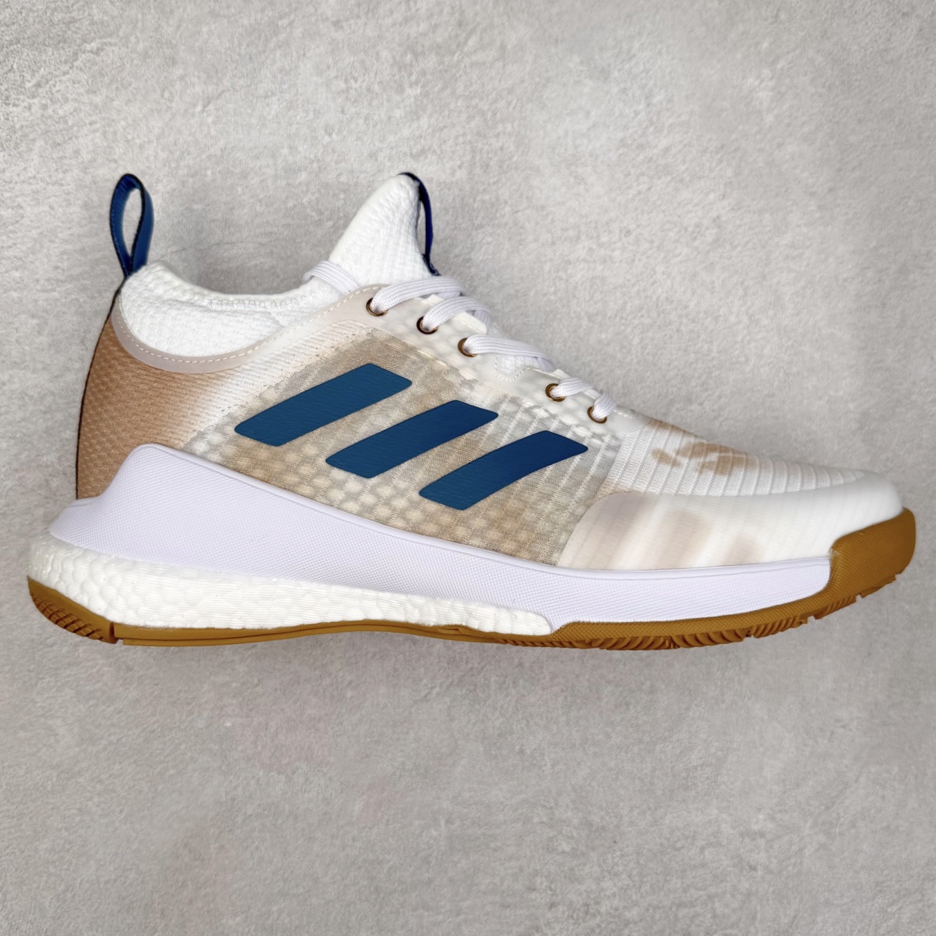 AD Crazyflight Mid 减震防滑中帮训练鞋 男女同款 GW5099 借助Crazyflight,您可以在球场上获得所需的支撑性贴合性，灵敏的缓冲性和透气舒适性。弹力网眼鞋面透气，可保持凉爽。TPU纱线中足护具可保持轻巧的感觉和透气性，同时提供横向稳定性。蕾丝封扣带来舒适款式。鞋跟中的绒面革衬里感觉舒适且光滑。BOOST技术可提供灵敏，缓冲的感觉，吸收震动并保持飞行。模压鞋垫可提供额外缓冲。耐用的橡胶外底可在所有方向提供牵引力和耐用性。实拍调校N版已经零色差零失真 百分百还原实物色彩所见即所得 不存在货不对板色差等低级问题 选购参考实物拍摄 不混卖不参货 只用心做好货严格选品 承诺混一赔十 尺码：36 36.5 37.5 38 38.5 39 40 40.5 41 42 42.5 43 44 44.5 45 46-选品中心