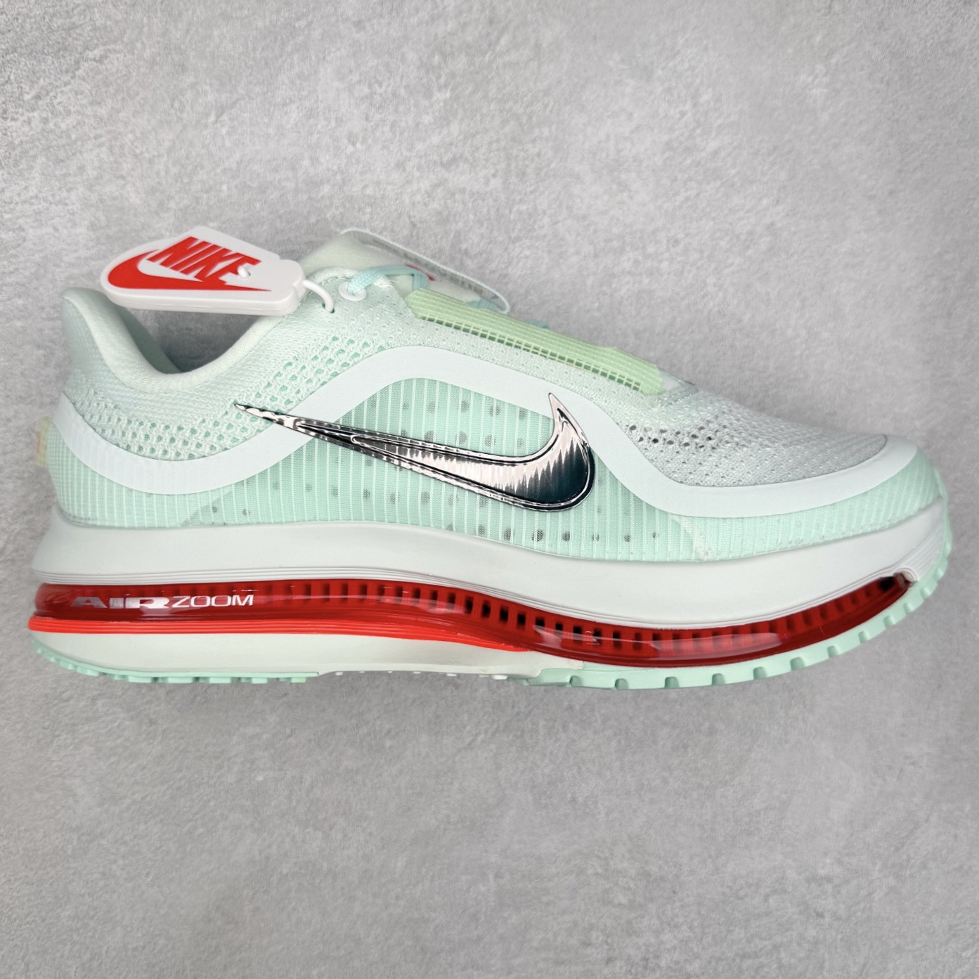 ＃纯原 NK Pegasus Premium 飞马全掌气垫跑步运动鞋 HQ2592-301 气垫的究极进化 NIKE 2025S 新王炸 • 在特有Air科技加持下，耐克带来全新Pegasus Premium。这款跑鞋在传承耐克飞马（Pegasus）系列标志性的缓震功能的同时，将首次搭载耐克的塑型可视化Air Zoom气垫单元。• 塑型Air Zoom气垫单元贴合脚部的自然轮廓，帮助跑者在从后跟到脚趾的过渡中能够有效传递力量，带来一种前所未有的轻盈、顺畅回馈体验。中底采用ZoomX泡绵，后跟则使用ReactX泡绵，为跑者提供稳定流畅的推进感。• 塑型可视化Air Zoom气垫单元和精心配置的泡绵组合，让Pegasus Premium成为耐克飞马系列中颇具能量回馈的鞋款。• 全新Pegasus Premium不仅展示了耐克势头强劲的创新周期，证明了其特有的Air科技的强大实力，更体现了耐克倾听和服务运动员的能力。尺码：36 36.5 37.5 38 38.5 39 40 40.5 41 42 42.5 43 44 44.5 45-选品中心