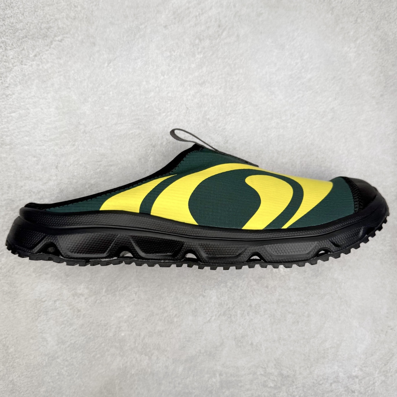 ＃HP SALOMON萨洛蒙 RX Slide 3.0 CANVAS 舒适柔软 防滑包头拖鞋 男女同款 SALOMON诞生于1947年的法国阿尔卑斯山区，全球知名的户外运动品牌。一直致力于推动滑雪、越野跑等山地运动的发展及产品的进步。其产品设计致力于追求创新和发掘产品的性能极限，帮助喜欢自由的人在山地间不断挑战自我。实拍调校N版已经零色差零失真 百分百还原实物色彩所见即所得 不存在货不对板色差等低级问题 选购参考实物拍摄 不混卖不参货 只用心做好货严格选品 承诺混一赔十 尺码：36 36.5 37.5 38 38.5 39 40 40.5 41 42 42.5 43 44 44.5 45-选品中心