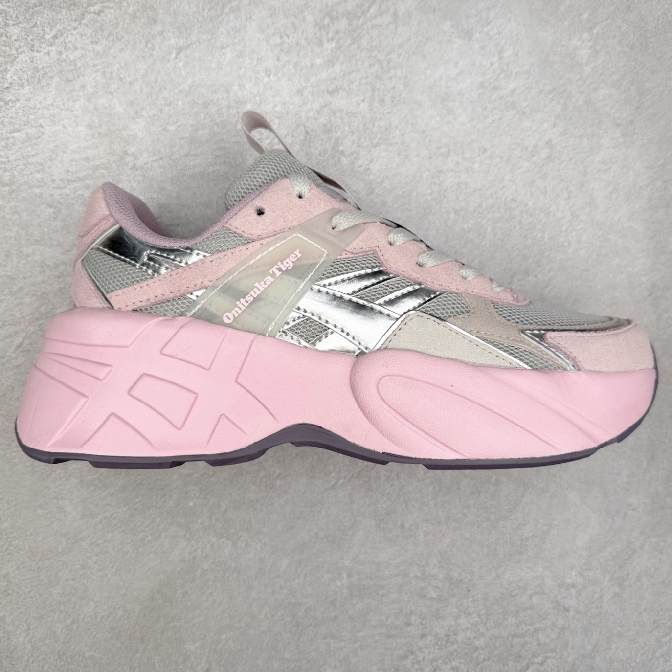 Onitsuka Tiger SP-1 鬼塚虎织物牛剖层革合成革厚底百搭减震耐磨低帮生活休闲鞋 鬼塚虎从运动中汲取灵感，并致力于打造融合舒适感受与创新设计的时尚品牌。品牌的设计风格既体现了对传统的致敬，同时也表达了对精致风格和现代创意的推崇。我们提供独具个性的全系列产品，打造从头到脚的整体穿搭。每件产品皆以精湛工艺匠心打造，细节考究，品质出众。尺码：36 37 37.5 38 39 39.5 40.5 41.5 42 42.5 43.5 44 45-选品中心