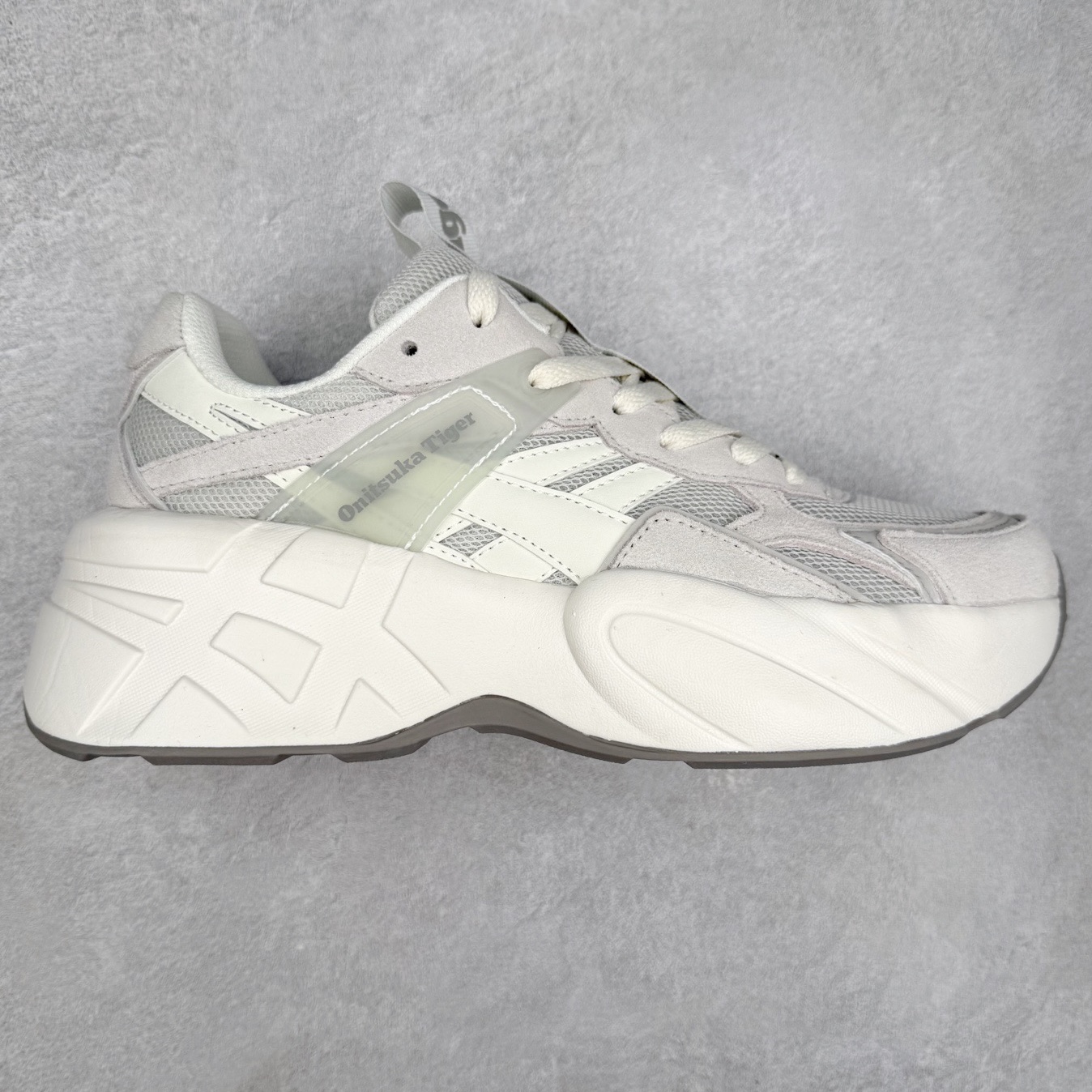 Onitsuka Tiger SP-1 鬼塚虎织物牛剖层革合成革厚底百搭减震耐磨低帮生活休闲鞋 鬼塚虎从运动中汲取灵感，并致力于打造融合舒适感受与创新设计的时尚品牌。品牌的设计风格既体现了对传统的致敬，同时也表达了对精致风格和现代创意的推崇。我们提供独具个性的全系列产品，打造从头到脚的整体穿搭。每件产品皆以精湛工艺匠心打造，细节考究，品质出众。尺码：36 37 37.5 38 39 39.5 40.5 41.5 42 42.5 43.5 44 45-选品中心