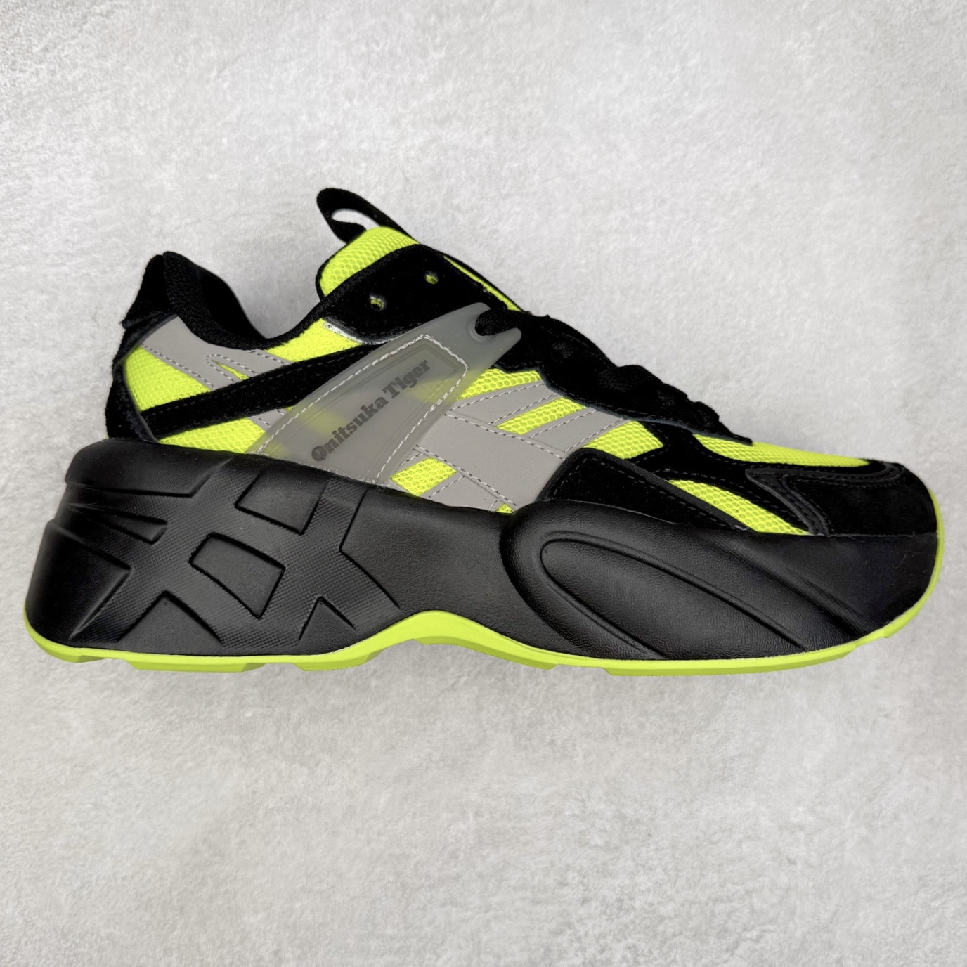 Onitsuka Tiger SP-1 鬼塚虎织物牛剖层革合成革厚底百搭减震耐磨低帮生活休闲鞋 鬼塚虎从运动中汲取灵感，并致力于打造融合舒适感受与创新设计的时尚品牌。品牌的设计风格既体现了对传统的致敬，同时也表达了对精致风格和现代创意的推崇。我们提供独具个性的全系列产品，打造从头到脚的整体穿搭。每件产品皆以精湛工艺匠心打造，细节考究，品质出众。尺码：36 37 37.5 38 39 39.5 40.5 41.5 42 42.5 43.5 44 45-选品中心