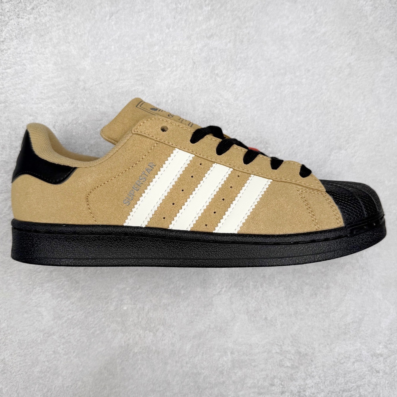 AD Originals Superstar 经典复古贝壳头板鞋 JS2488 诞生于1969年 是第一双将全皮面鞋 身与橡胶鞋头结合在一起的低帮篮球鞋 Superstar最开始 是作为高帮篮球鞋Pro Model的低帮版本而出现的 但因为其独特和醒目的橡胶鞋头造型而让大家熟知 被大家形象地称为\\\”shelltoe\\\”贝壳头 在70年代的美国职业篮球场上 接近3/4的NBA球员都将这双Superstar作为场上用鞋 80年代之后 经过不断的改良和发展 Superstar逐渐成为横跨时装、音乐、街头文化、休闲和运动等各大领域的时尚潮鞋 尺码：36 36.5 37 38 38.5 39 40 40.5 41 42 42.5 43 44 44.5 45-选品中心