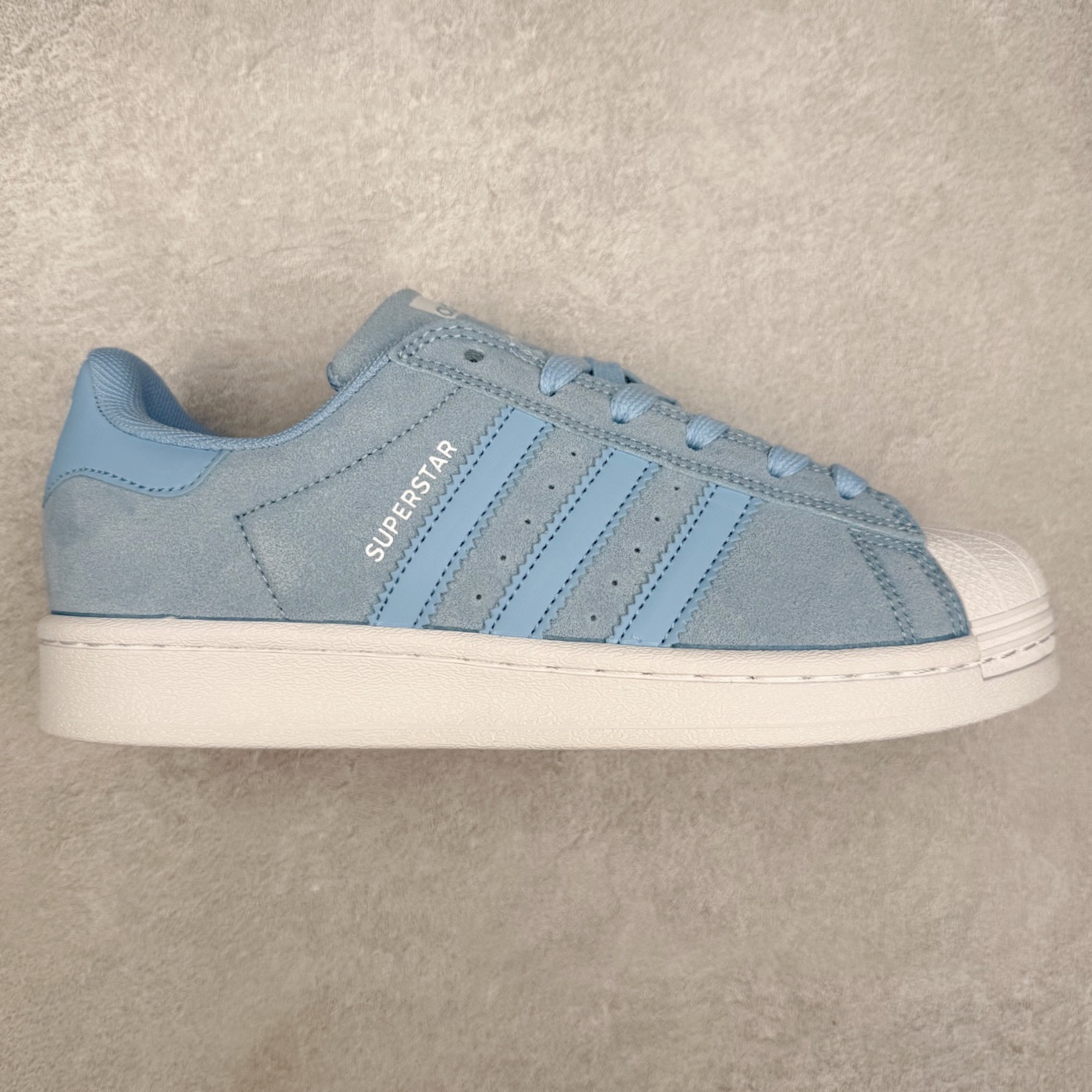 AD Originals Superstar 经典复古贝壳头板鞋 JS2488 诞生于1969年 是第一双将全皮面鞋 身与橡胶鞋头结合在一起的低帮篮球鞋 Superstar最开始 是作为高帮篮球鞋Pro Model的低帮版本而出现的 但因为其独特和醒目的橡胶鞋头造型而让大家熟知 被大家形象地称为\\\