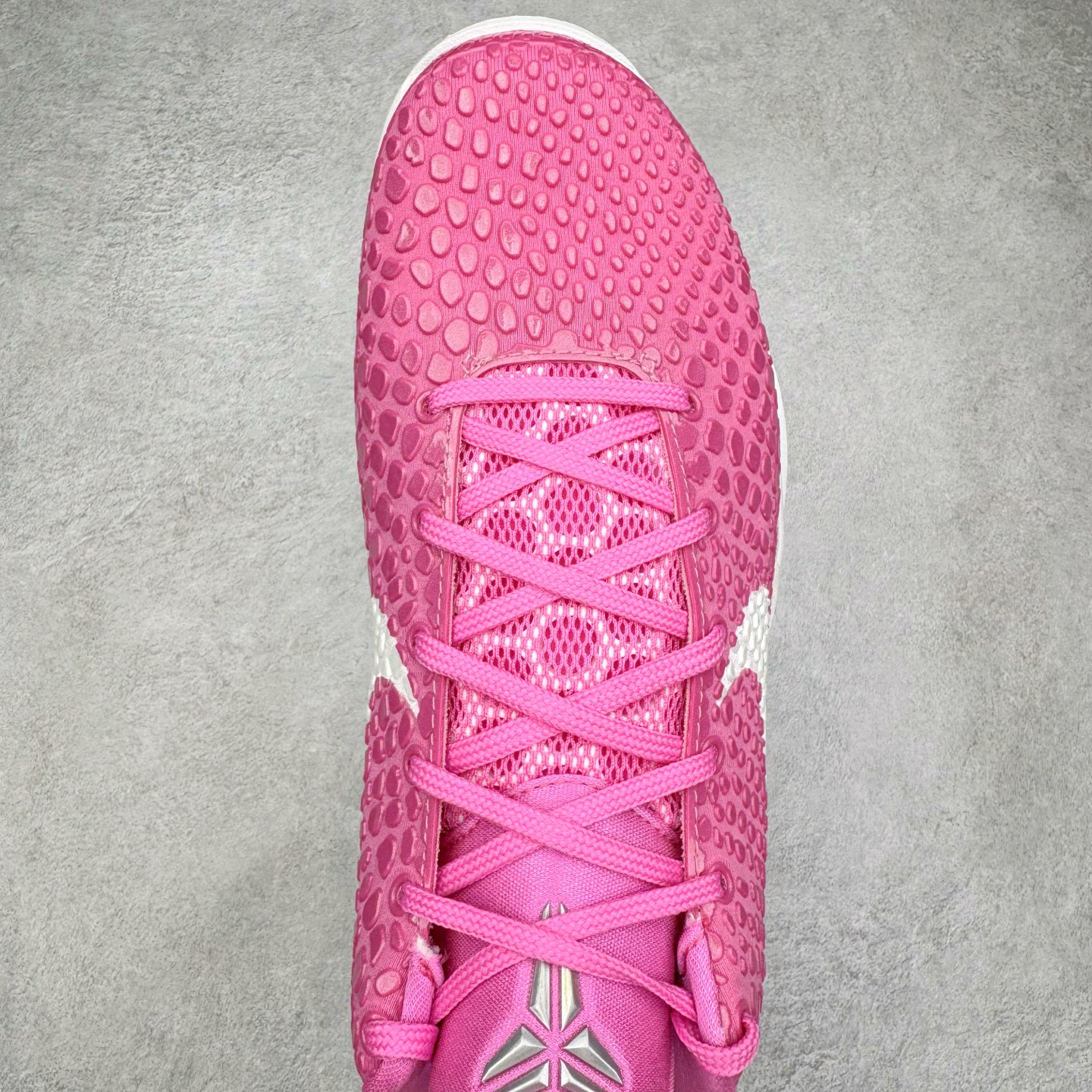 图片[4]-＃S2纯原 NK Zoom Kobe 6 Protro 科比六代新乳腺癌 DJ3596-600 原楦纸板开发 鞋身流线型、后跟塑形 区分土肥圆 Zoom Turbo气垫 后掌EVA缓震 实战配置直接拉满 原档数据3D打印 鞋面蛇鳞一颗一粒匹配原版 全身鞋材卡料色独家定制 唯一正确喷漆SWOOSH NK专利Flyknit飞线科技 给予鞋身足够抗扭矩力 真实底模最大47.5 实战利器 专供海外市场 尺码：40 40.5 41 42 42.5 43 44 44.5 45 46 47.5 48.5 （脚宽、脚胖 建议买大半码）-选品中心