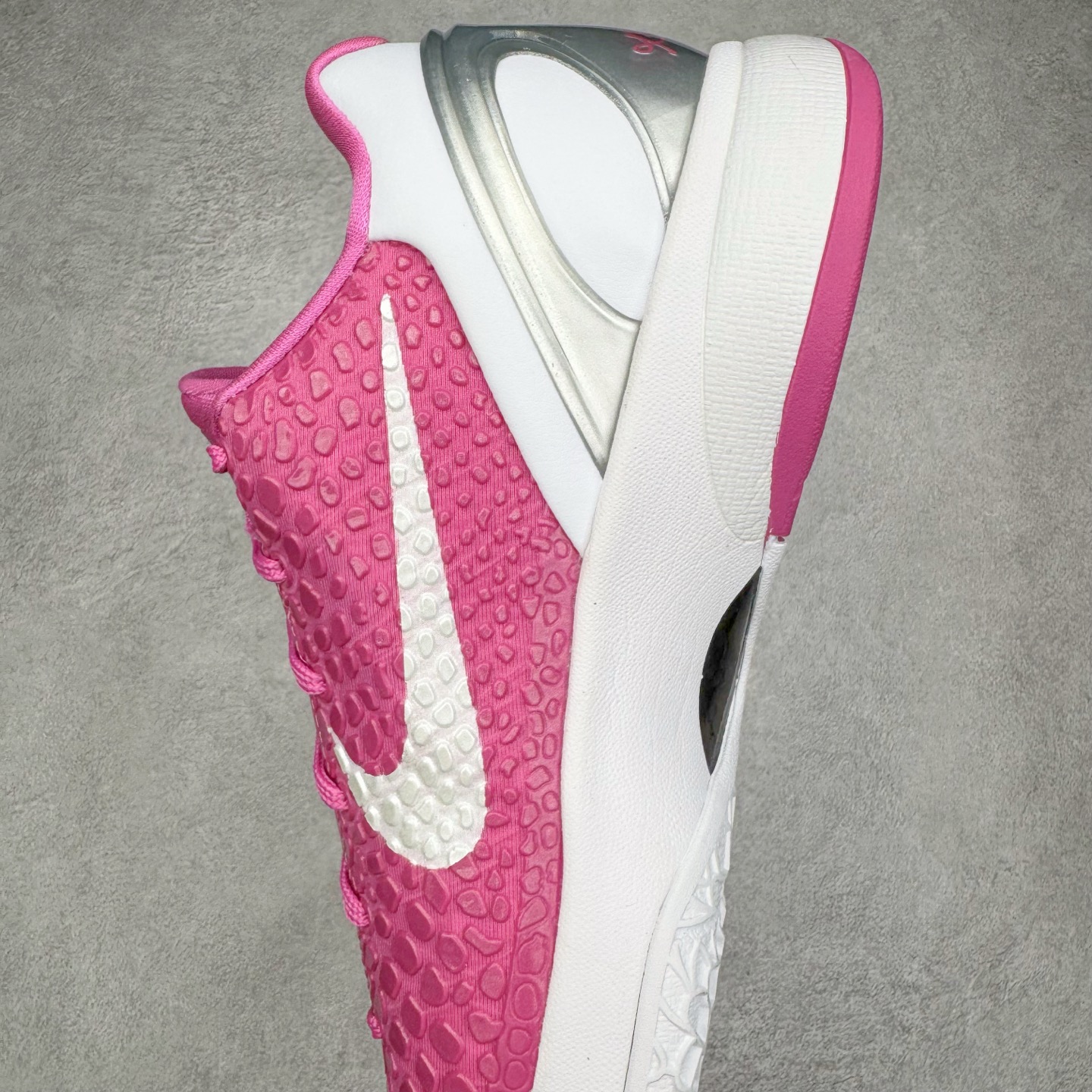 图片[7]-＃S2纯原 NK Zoom Kobe 6 Protro 科比六代新乳腺癌 DJ3596-600 原楦纸板开发 鞋身流线型、后跟塑形 区分土肥圆 Zoom Turbo气垫 后掌EVA缓震 实战配置直接拉满 原档数据3D打印 鞋面蛇鳞一颗一粒匹配原版 全身鞋材卡料色独家定制 唯一正确喷漆SWOOSH NK专利Flyknit飞线科技 给予鞋身足够抗扭矩力 真实底模最大47.5 实战利器 专供海外市场 尺码：40 40.5 41 42 42.5 43 44 44.5 45 46 47.5 48.5 （脚宽、脚胖 建议买大半码）-选品中心