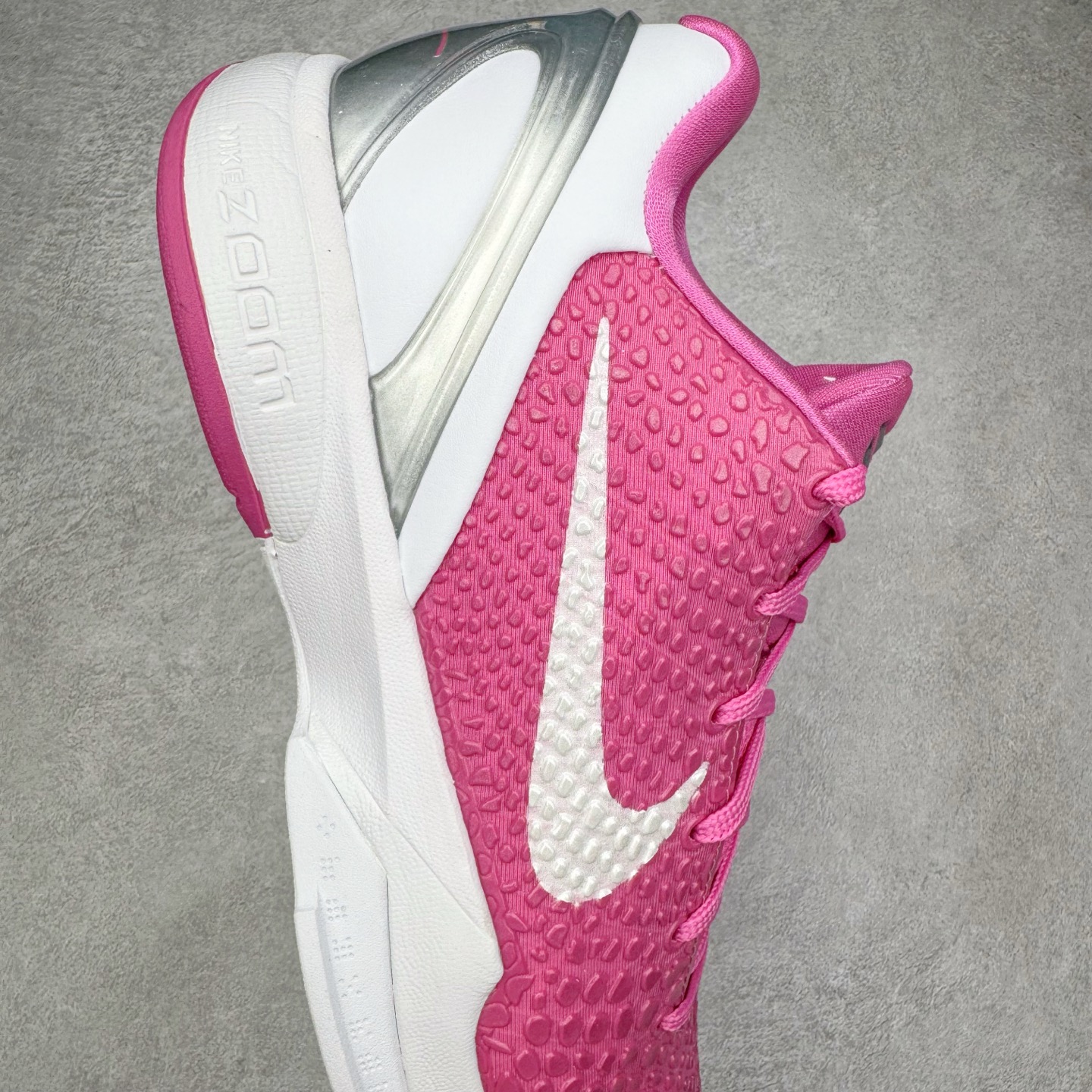 图片[6]-＃S2纯原 NK Zoom Kobe 6 Protro 科比六代新乳腺癌 DJ3596-600 原楦纸板开发 鞋身流线型、后跟塑形 区分土肥圆 Zoom Turbo气垫 后掌EVA缓震 实战配置直接拉满 原档数据3D打印 鞋面蛇鳞一颗一粒匹配原版 全身鞋材卡料色独家定制 唯一正确喷漆SWOOSH NK专利Flyknit飞线科技 给予鞋身足够抗扭矩力 真实底模最大47.5 实战利器 专供海外市场 尺码：40 40.5 41 42 42.5 43 44 44.5 45 46 47.5 48.5 （脚宽、脚胖 建议买大半码）-选品中心