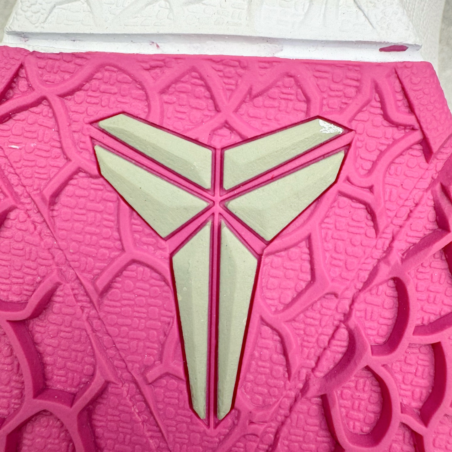 图片[22]-＃S2纯原 NK Zoom Kobe 6 Protro 科比六代新乳腺癌 DJ3596-600 原楦纸板开发 鞋身流线型、后跟塑形 区分土肥圆 Zoom Turbo气垫 后掌EVA缓震 实战配置直接拉满 原档数据3D打印 鞋面蛇鳞一颗一粒匹配原版 全身鞋材卡料色独家定制 唯一正确喷漆SWOOSH NK专利Flyknit飞线科技 给予鞋身足够抗扭矩力 真实底模最大47.5 实战利器 专供海外市场 尺码：40 40.5 41 42 42.5 43 44 44.5 45 46 47.5 48.5 （脚宽、脚胖 建议买大半码）-选品中心