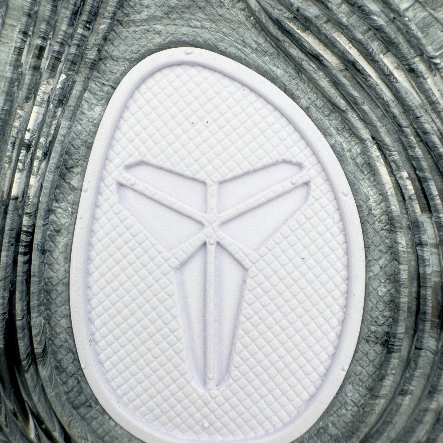 图片[20]-＃S2纯原 Nike Kobe 9 Low EM Think Pink PE 科比九代舒适减震防滑低帮篮球鞋 GIGI黑金 FZ7333-002 React科技鞋垫加持 实战配置直接拉满 原楦纸板开发 鞋身流线型、后跟塑形 区分土肥圆 原厂针织鞋面一针一线匹配原版 全身鞋材卡料色独家定制 唯一万针立体刺绣SWOOSH 真实底模最大48.5 实战利器 专供海外市场 尺码：40 40.5 41 42 42.5 43 44 44.5 45 46 47.5 48.5 （脚宽、脚胖 建议买大半码）-选品中心